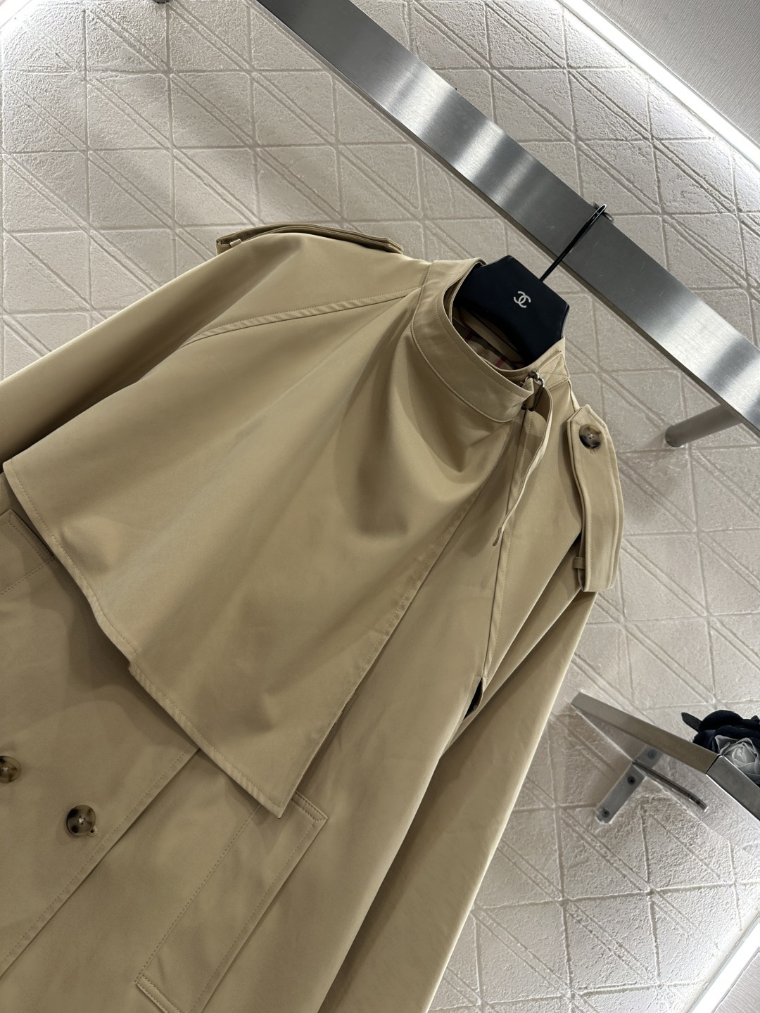 ♥BBR*♥2025新品上架
      披肩斗篷风衣
定制YB进口风衣材质 质感立挺 上身有型 内印格