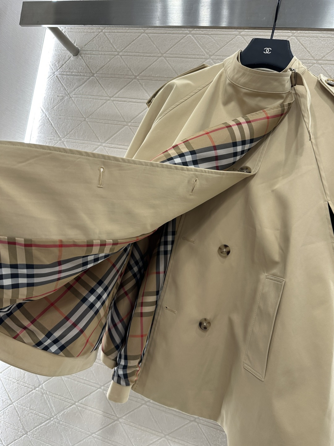 ♥BBR*♥2025新品上架
      披肩斗篷风衣
定制YB进口风衣材质 质感立挺 上身有型 内印格