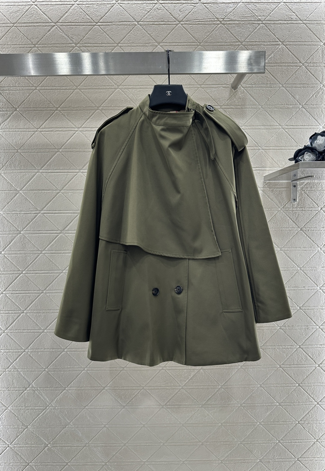 ♥BBR*♥2025新品上架
      披肩斗篷风衣
定制YB进口风衣材质 质感立挺 上身有型 内印格