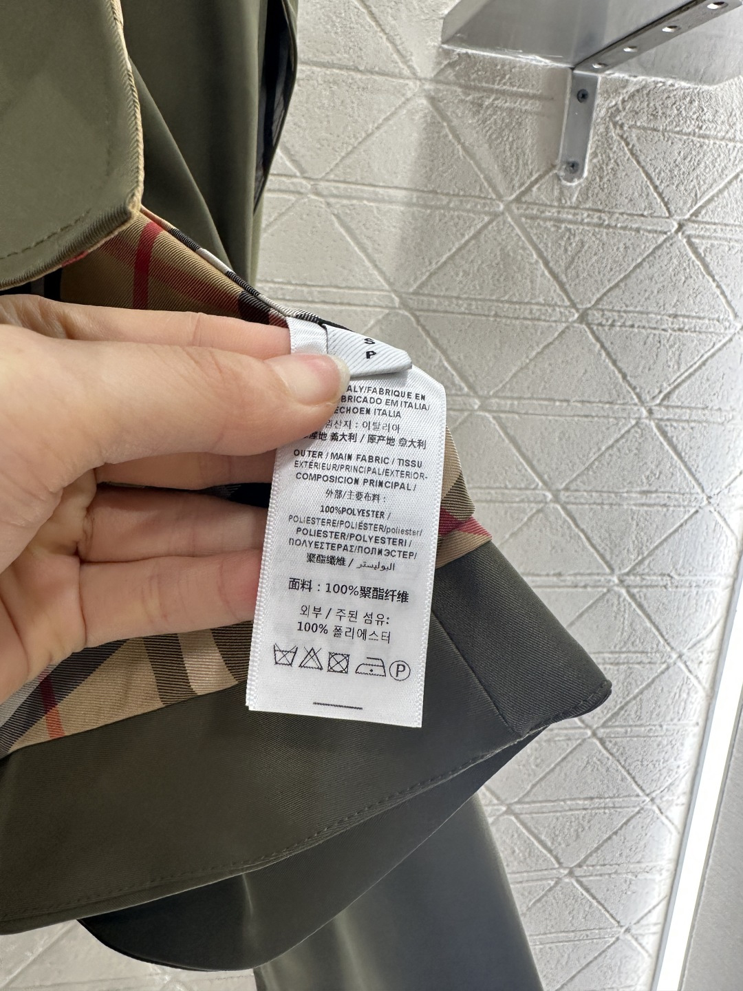 ♥BBR*♥2025新品上架
      披肩斗篷风衣
定制YB进口风衣材质 质感立挺 上身有型 内印格