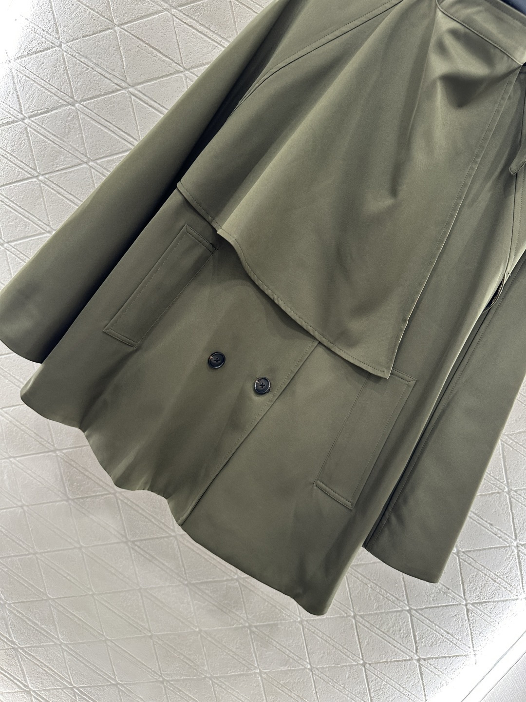 ♥BBR*♥2025新品上架
      披肩斗篷风衣
定制YB进口风衣材质 质感立挺 上身有型 内印格