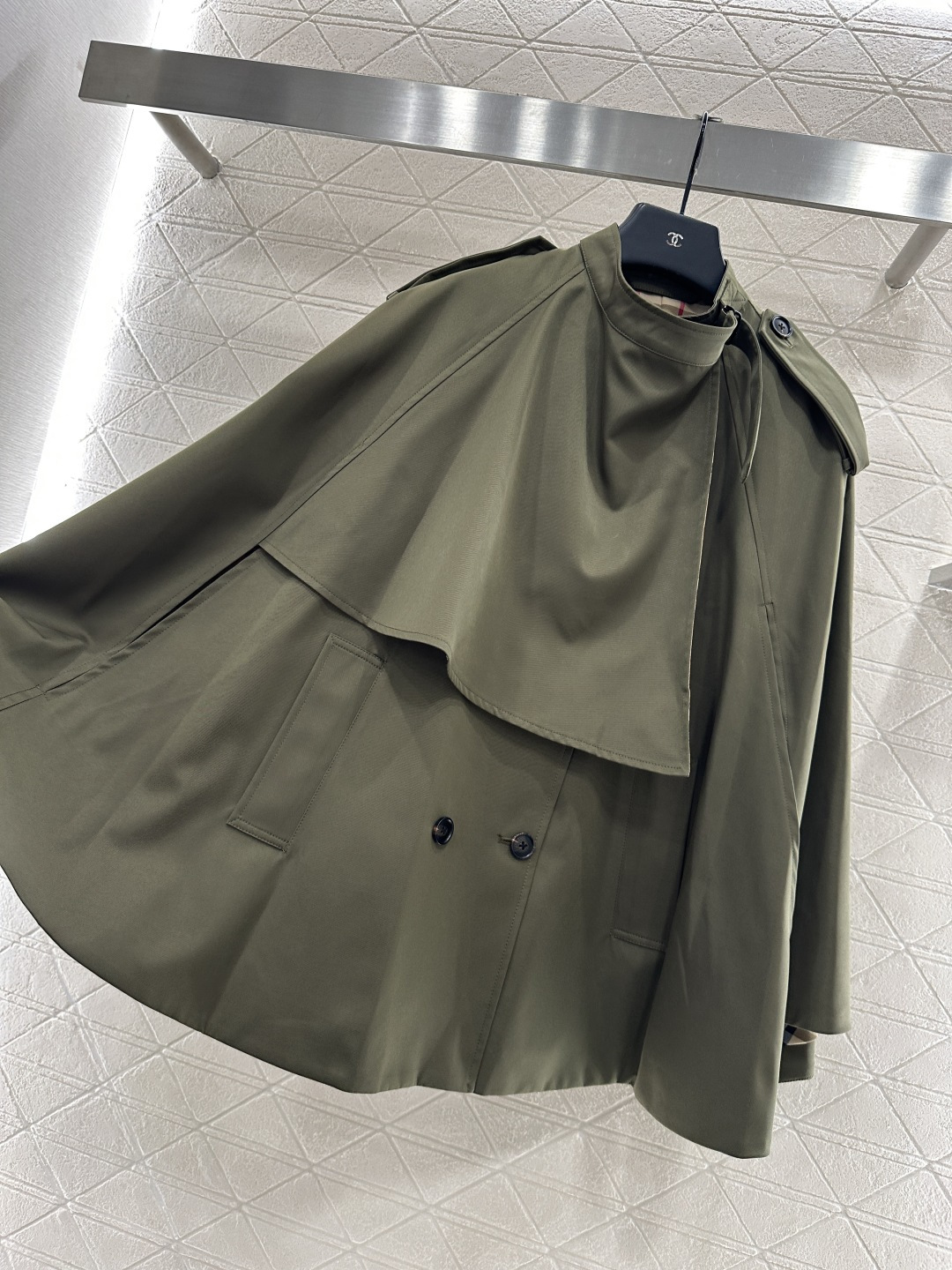 ♥BBR*♥2025新品上架
      披肩斗篷风衣
定制YB进口风衣材质 质感立挺 上身有型 内印格