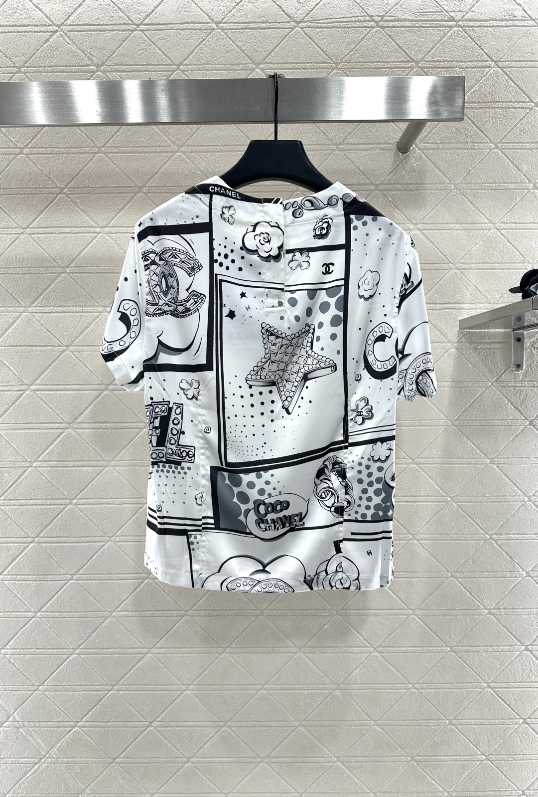 ♥Chane*♥2025新品上架
   字母山茶花圆领短袖
定制YB丝光棉绸材质 柔软亲肤 舒适有型 常