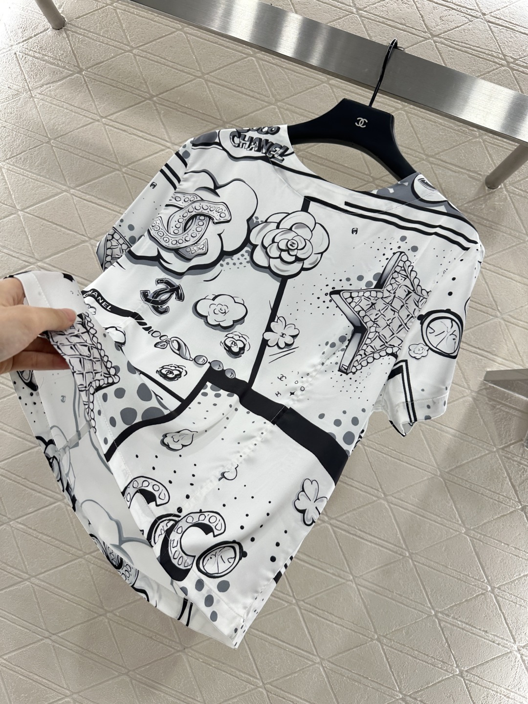 ♥Chane*♥2025新品上架
   字母山茶花圆领短袖
定制YB丝光棉绸材质 柔软亲肤 舒适有型 常