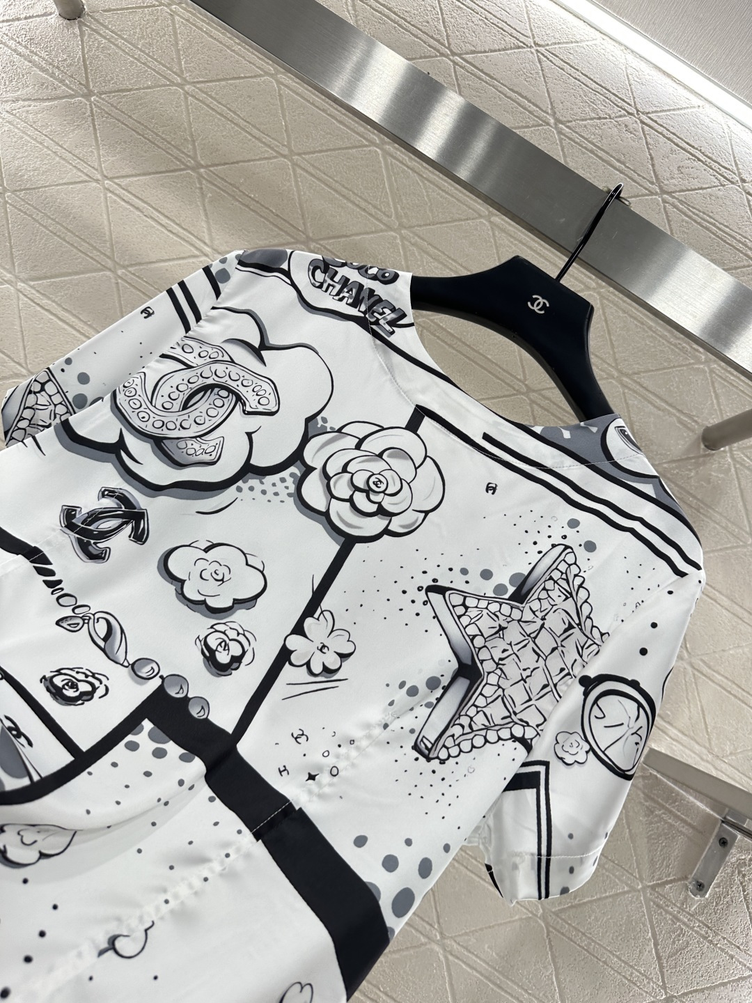 ♥Chane*♥2025新品上架
   字母山茶花圆领短袖
定制YB丝光棉绸材质 柔软亲肤 舒适有型 常