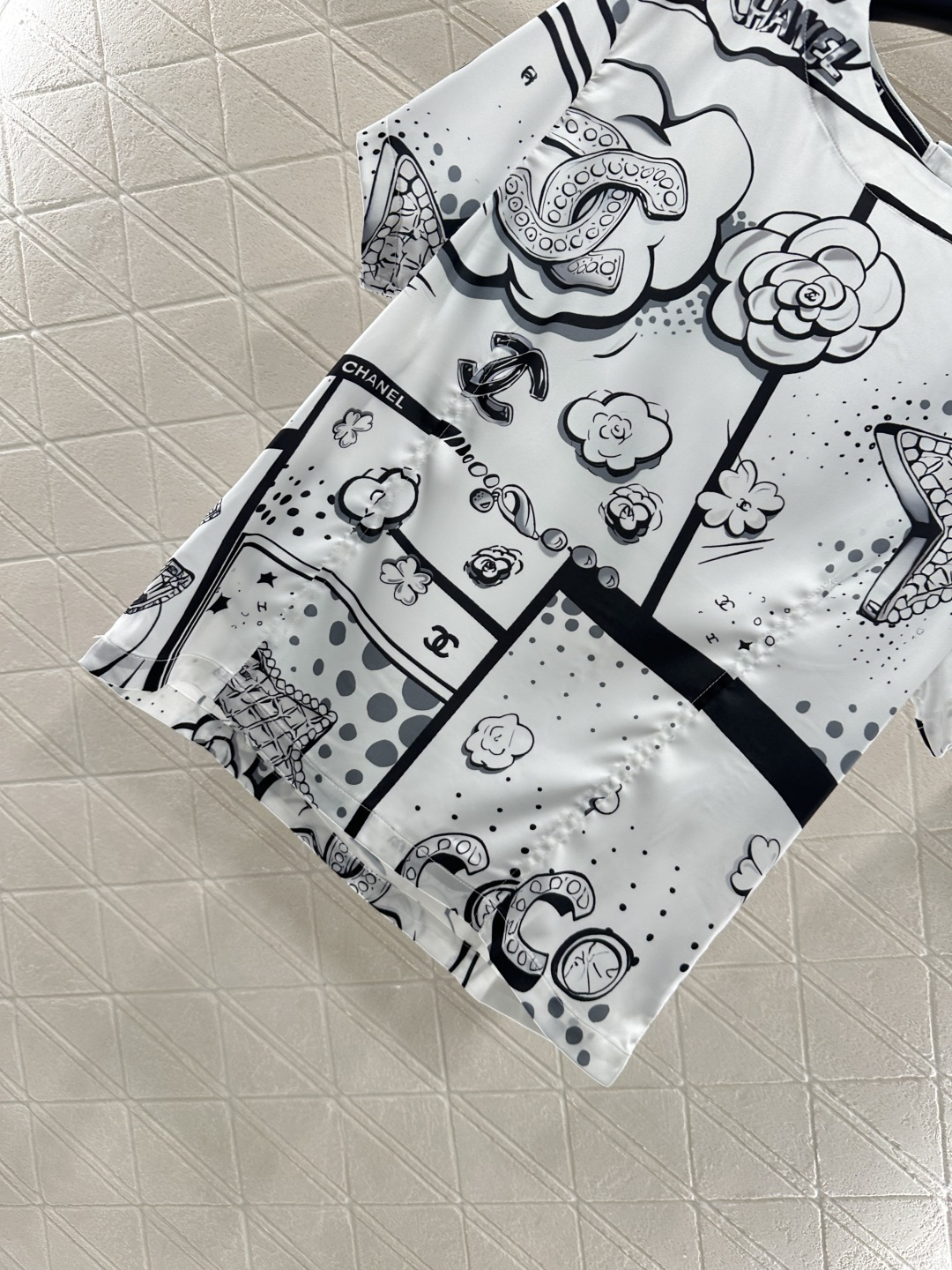 ♥Chane*♥2025新品上架
   字母山茶花圆领短袖
定制YB丝光棉绸材质 柔软亲肤 舒适有型 常