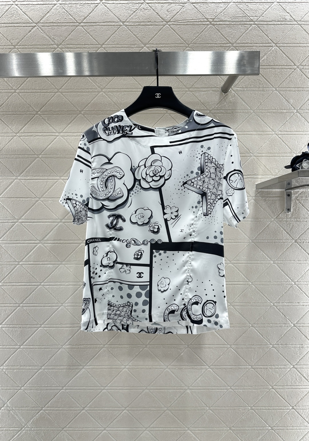 ♥Chane*♥2025新品上架
   字母山茶花圆领短袖
定制YB丝光棉绸材质 柔软亲肤 舒适有型 常