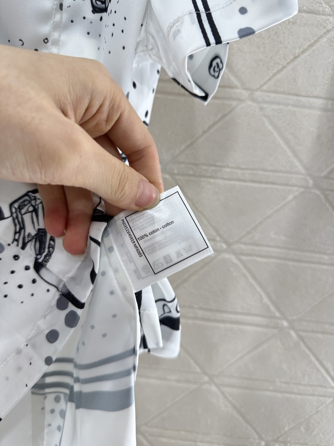 ♥Chane*♥2025新品上架
   字母山茶花圆领短袖
定制YB丝光棉绸材质 柔软亲肤 舒适有型 常