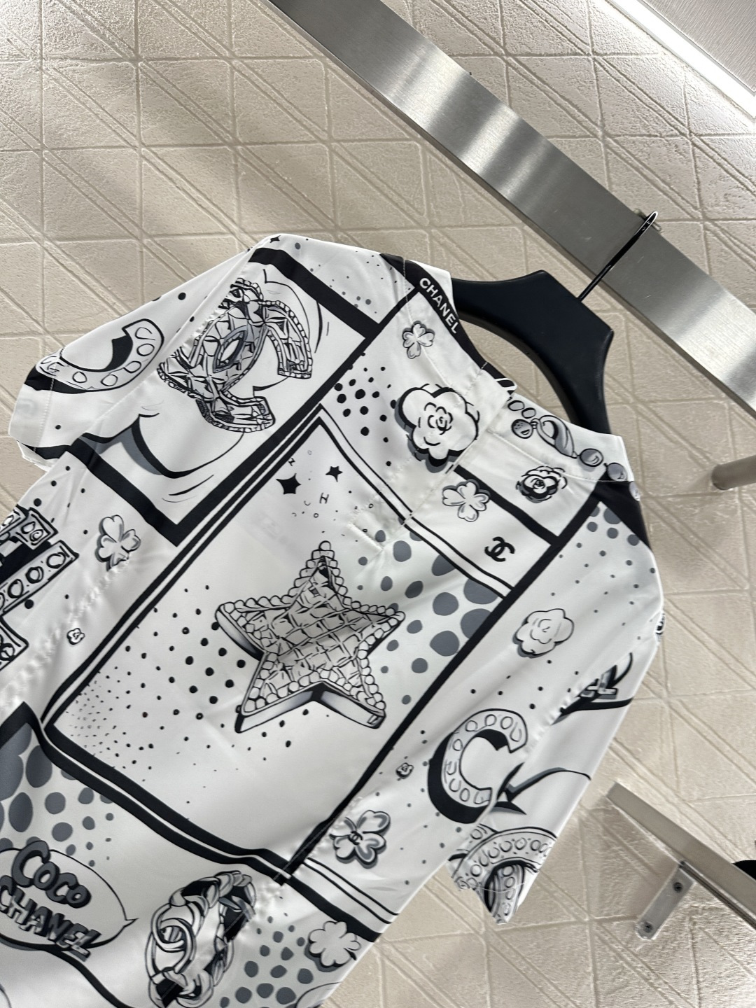 ♥Chane*♥2025新品上架
   字母山茶花圆领短袖
定制YB丝光棉绸材质 柔软亲肤 舒适有型 常