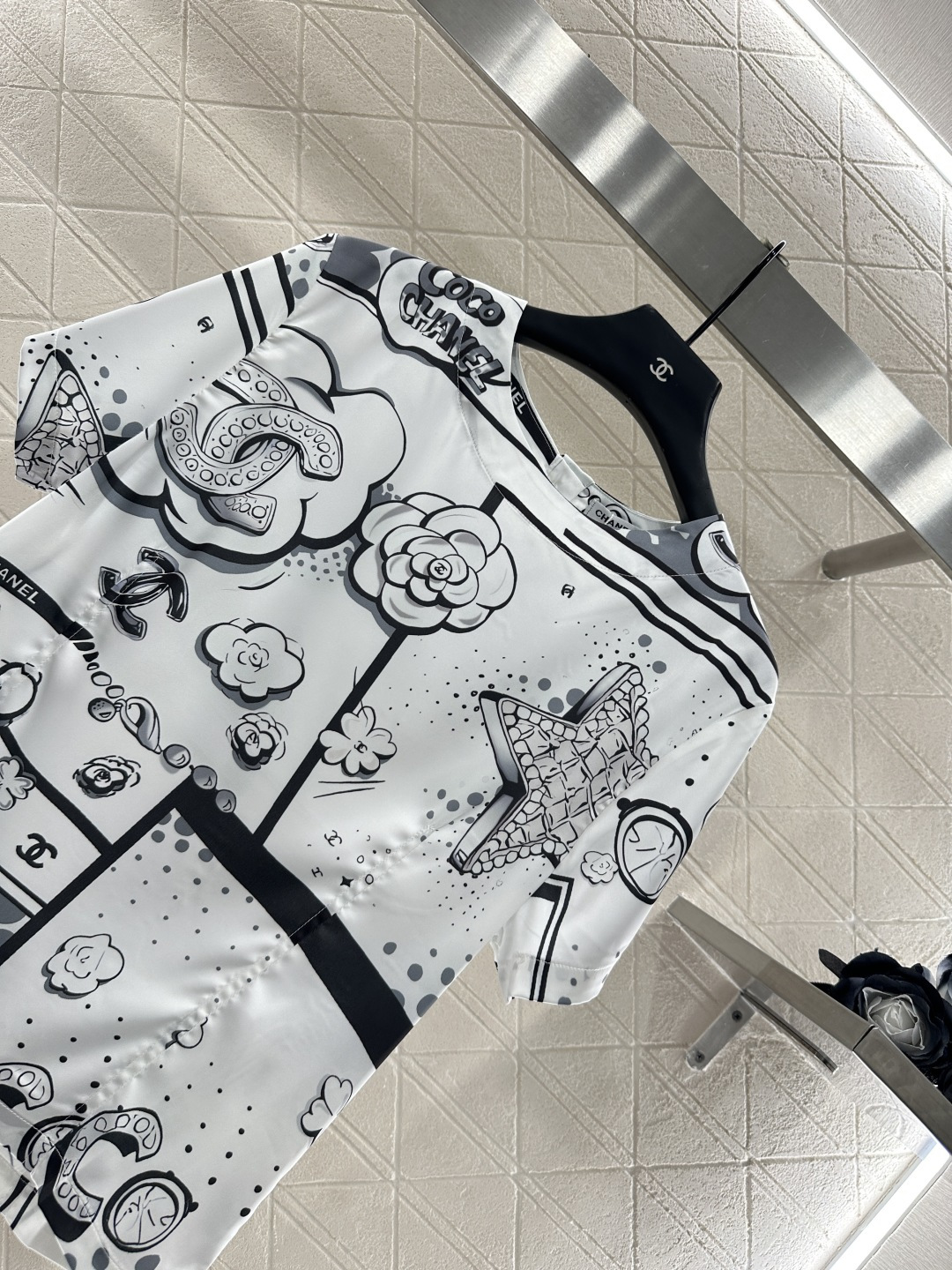 ♥Chane*♥2025新品上架
   字母山茶花圆领短袖
定制YB丝光棉绸材质 柔软亲肤 舒适有型 常