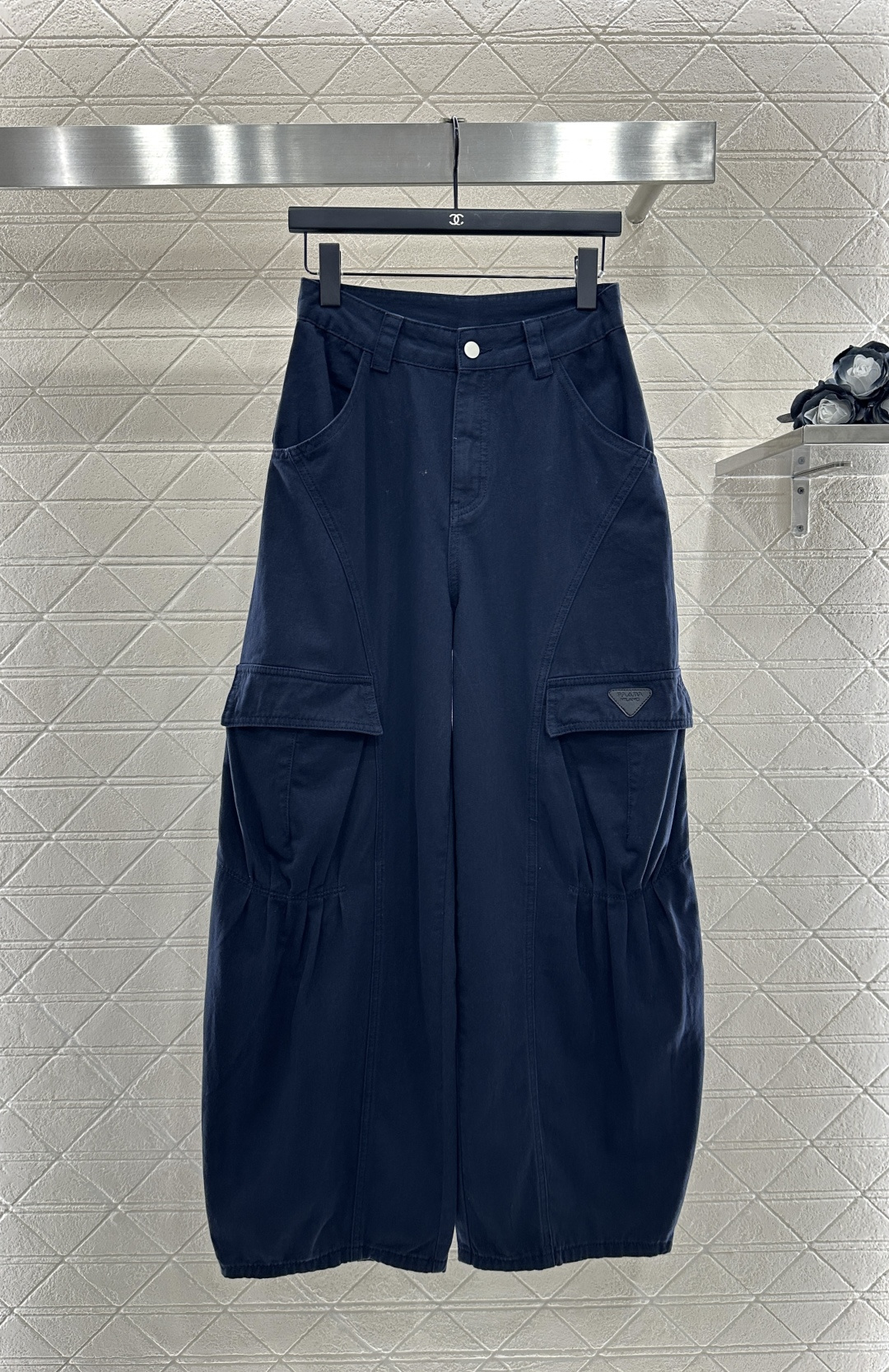 ♥Prad*♥2025新品上架
     翻盖口袋工装长裤
定制YB斜纹全棉材质 质感高级 垂感更强 高