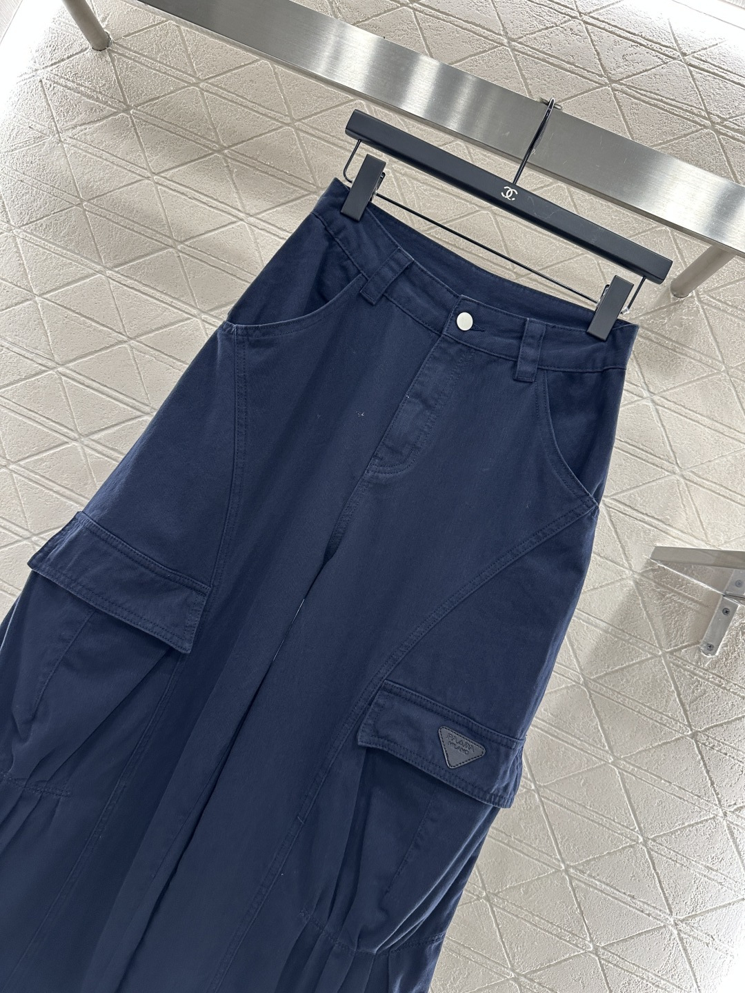 ♥Prad*♥2025新品上架
     翻盖口袋工装长裤
定制YB斜纹全棉材质 质感高级 垂感更强 高