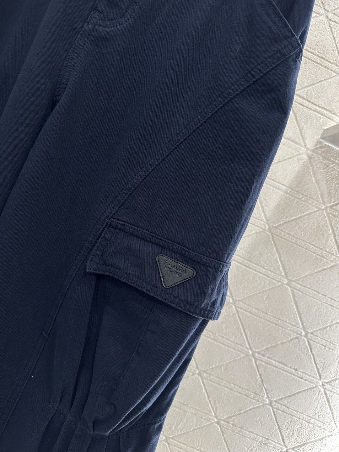 ♥Prad*♥2025新品上架
     翻盖口袋工装长裤
定制YB斜纹全棉材质 质感高级 垂感更强 高