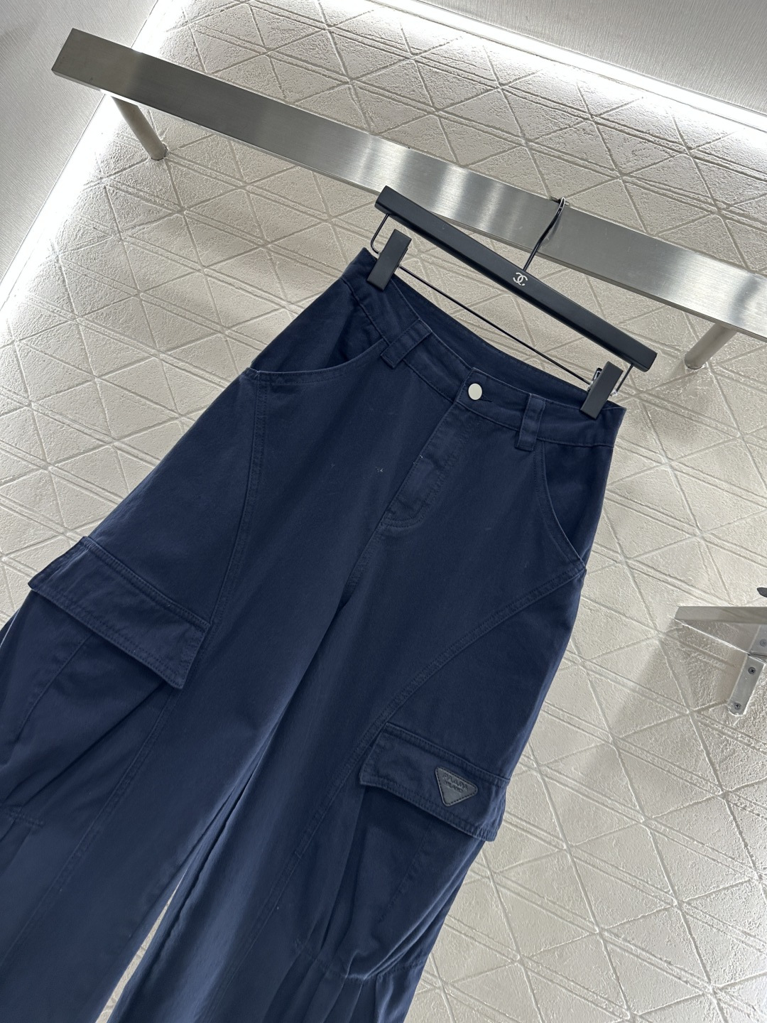 ♥Prad*♥2025新品上架
     翻盖口袋工装长裤
定制YB斜纹全棉材质 质感高级 垂感更强 高