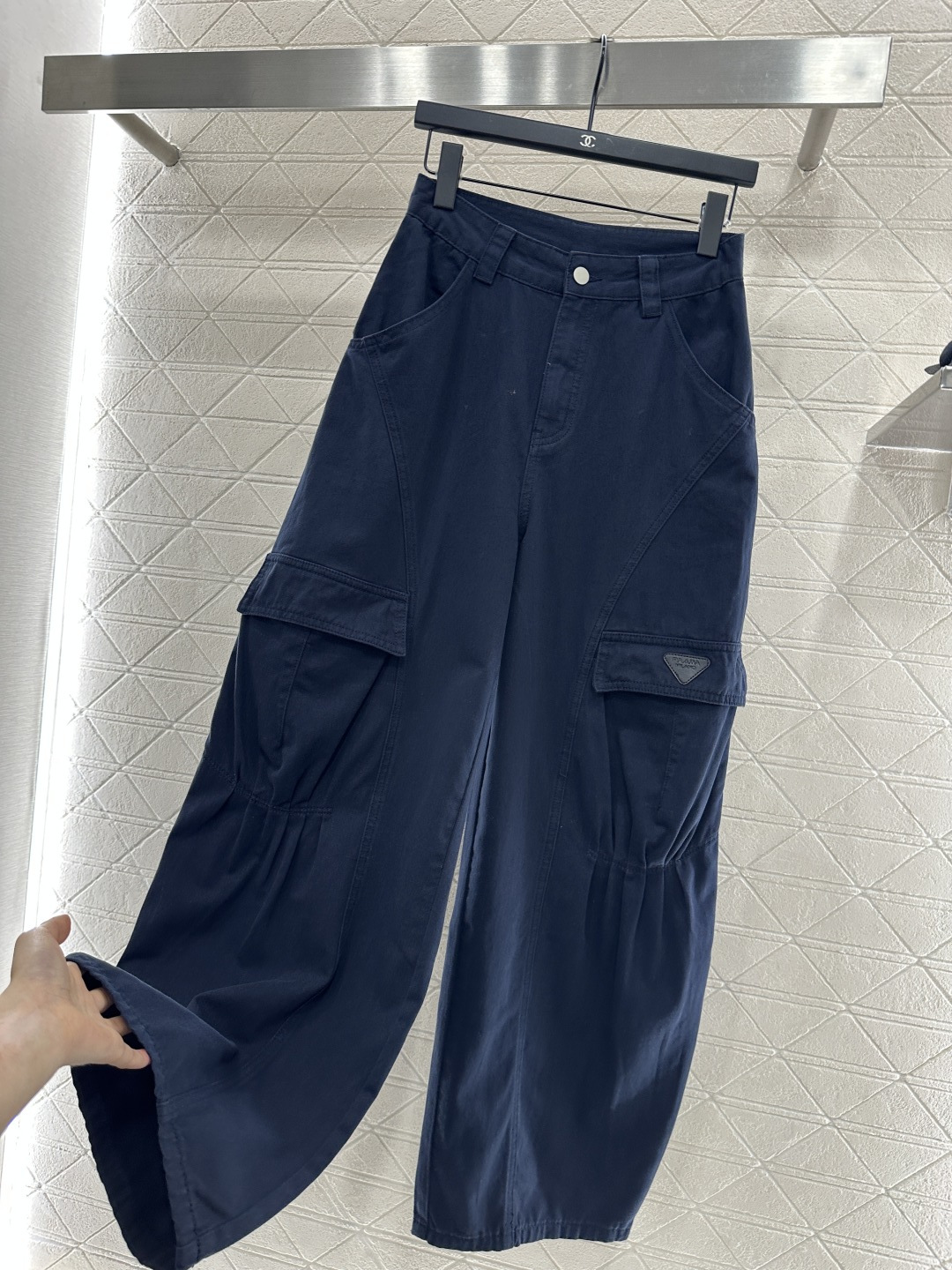 ♥Prad*♥2025新品上架
     翻盖口袋工装长裤
定制YB斜纹全棉材质 质感高级 垂感更强 高