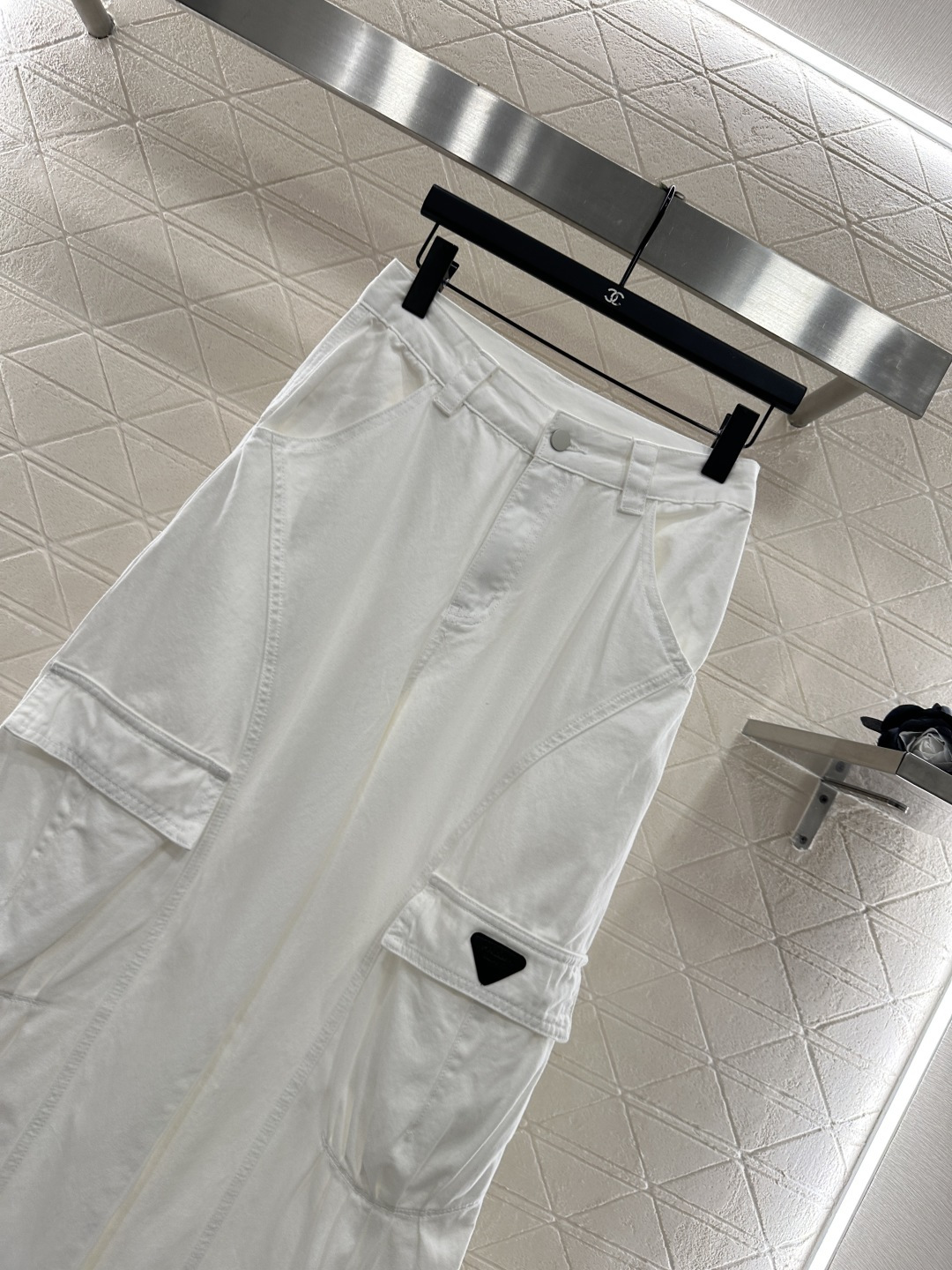 ♥Prad*♥2025新品上架
     翻盖口袋工装长裤
定制YB斜纹全棉材质 质感高级 垂感更强 高