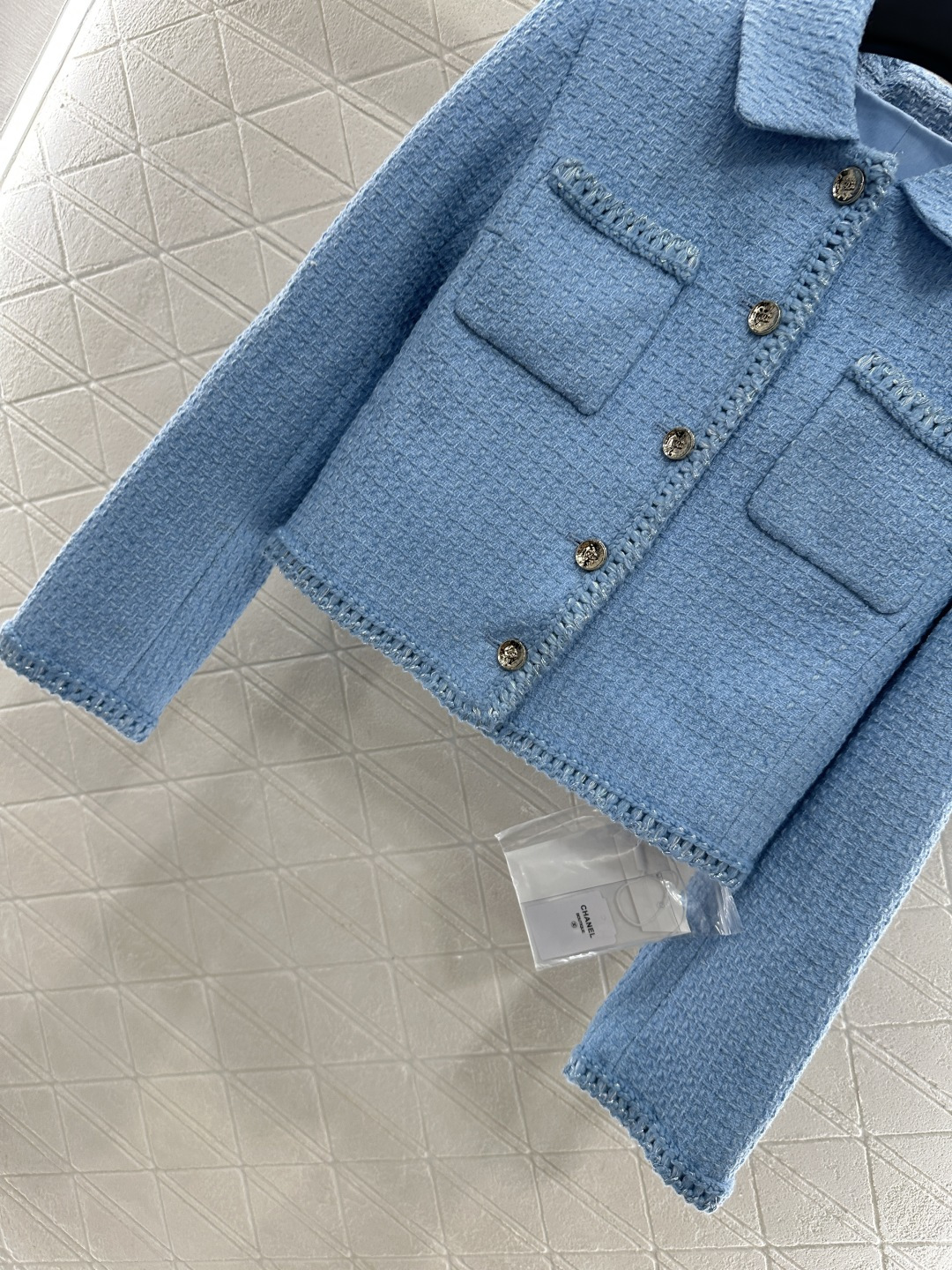 ♥Chane*♥2025新品上架
      编织捆边洋装外套
定制YB进口羊毛昵粗纺材质 通体满铺重工