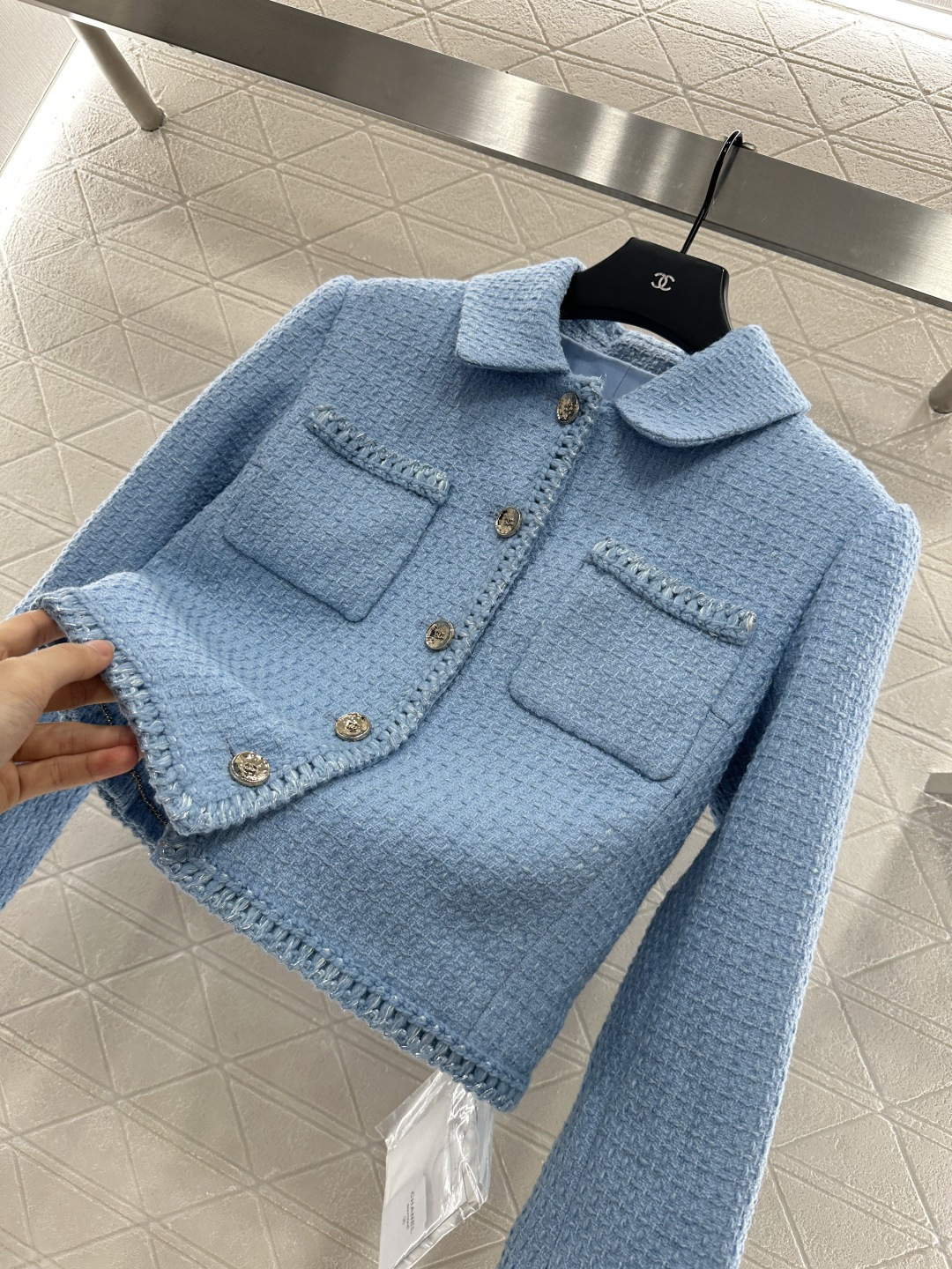 ♥Chane*♥2025新品上架
      编织捆边洋装外套
定制YB进口羊毛昵粗纺材质 通体满铺重工