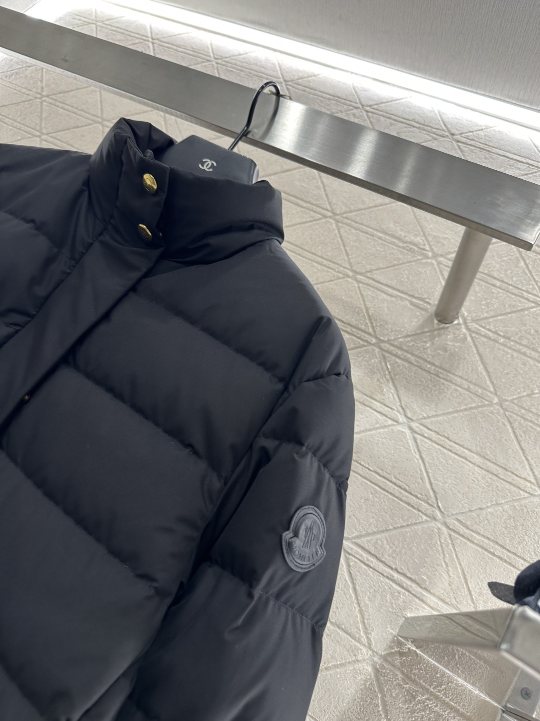 ♥Moncle*♥2025新品上架
      立翻领羽绒棉服
定制YB进口防风环保再生尼龙材质 其工艺