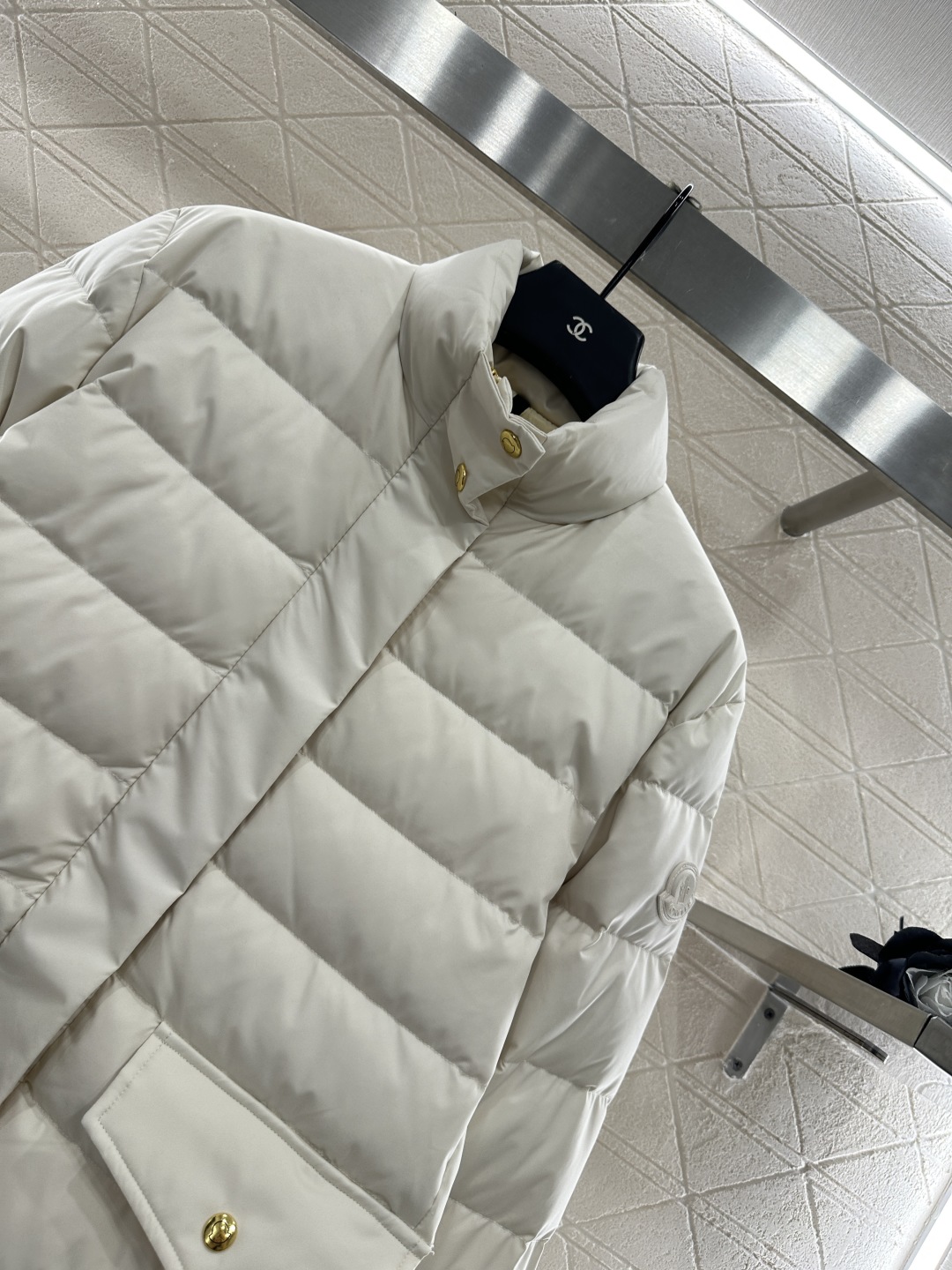 ♥Moncle*♥2025新品上架
      立翻领羽绒棉服
定制YB进口防风环保再生尼龙材质 其工艺