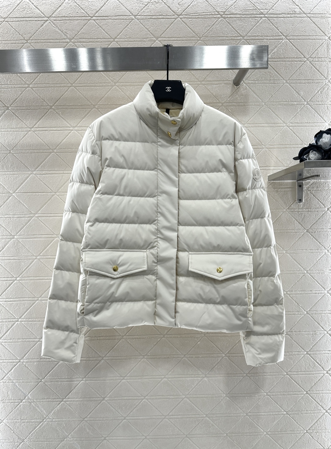 ♥Moncle*♥2025新品上架
      立翻领羽绒棉服
定制YB进口防风环保再生尼龙材质 其工艺