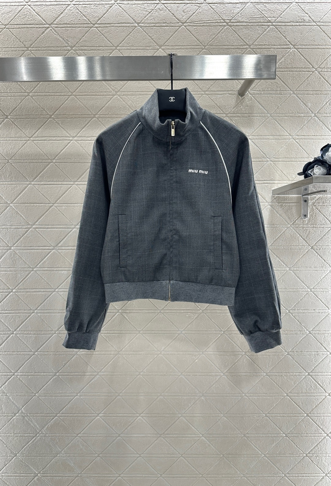 ♥Miumi*♥2025新品上架
   翻领外套抽绳半裙套装
定制YB进口材质 质感光泽 舒适有型 翻领