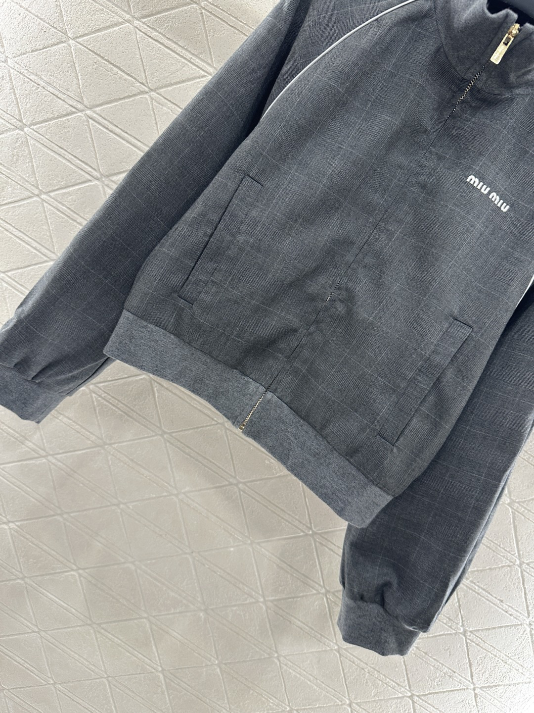 ♥Miumi*♥2025新品上架
   翻领外套抽绳半裙套装
定制YB进口材质 质感光泽 舒适有型 翻领