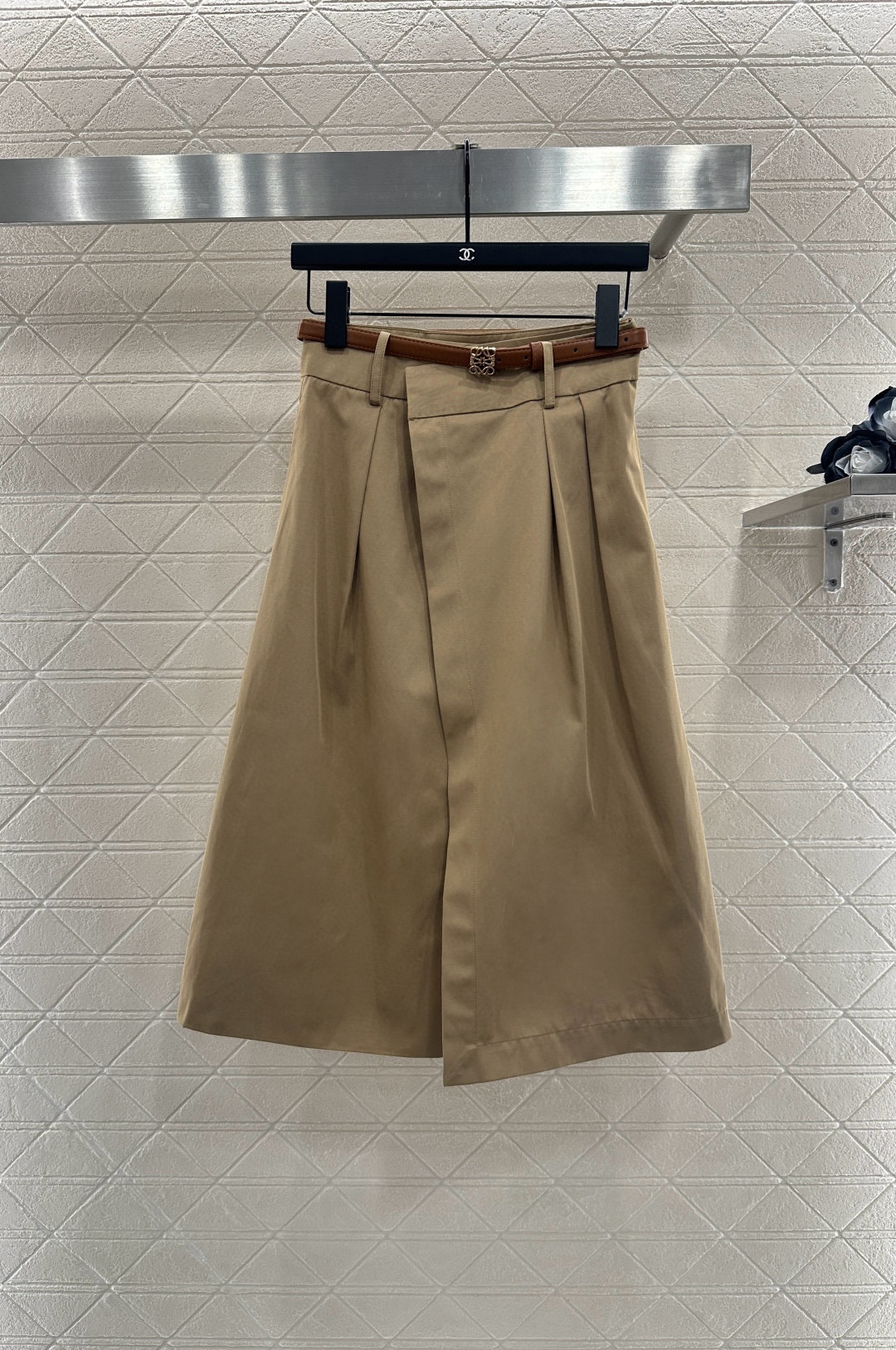 ♥Loew*♥2025新品上架
    腰带前片式压褶半裙
定制YB进口原生全棉材质 质感光泽 品相上乘