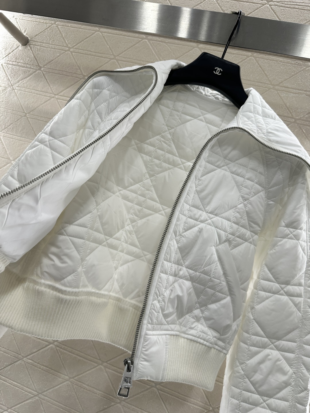 ♥Dio*♥2025新品上架
   菱格大翻领棉服外套
定制YB进口防风防水尼龙材质 其工艺还原 升级材