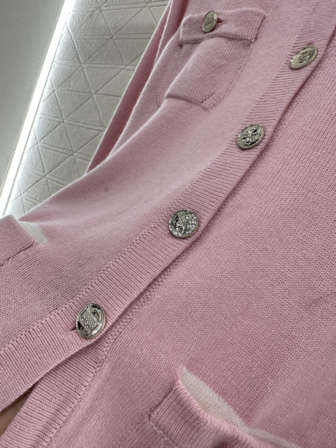 ♥Chane*♥2025新品上架
      撞色腰带针织开衫
定制YB羊绒纱线织造 质感高级舒适 圆领