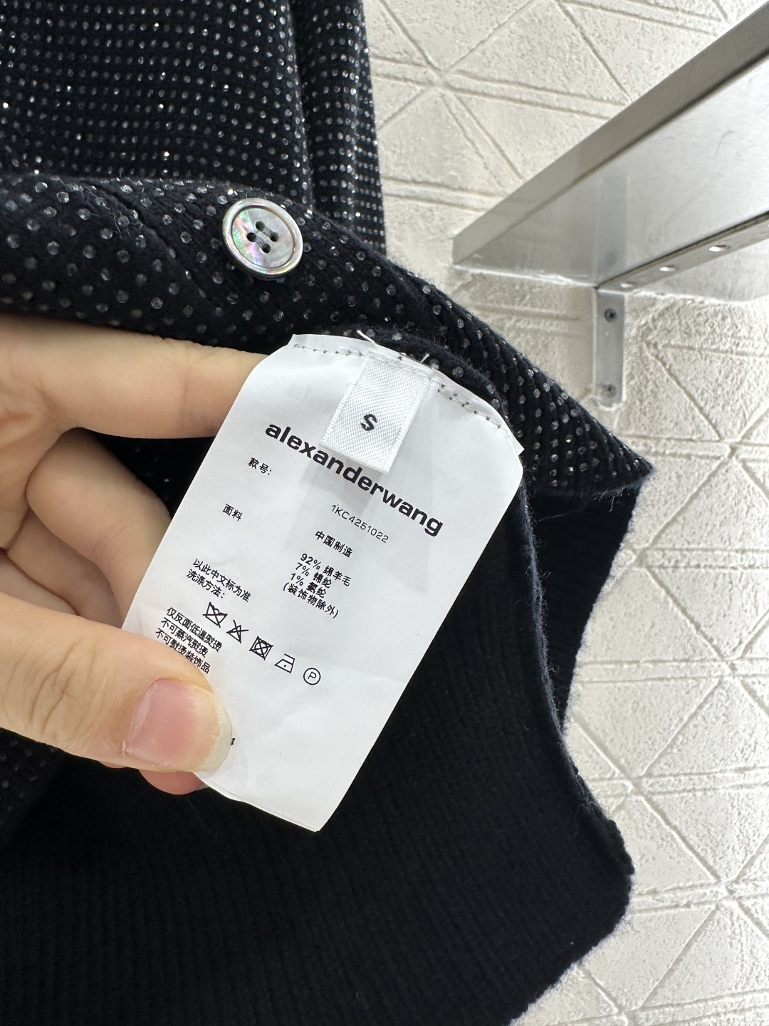 ♥Alexander wan*♥2025新品上架
       烫钻针织开衫
定制YB羊毛纱线织造 质感