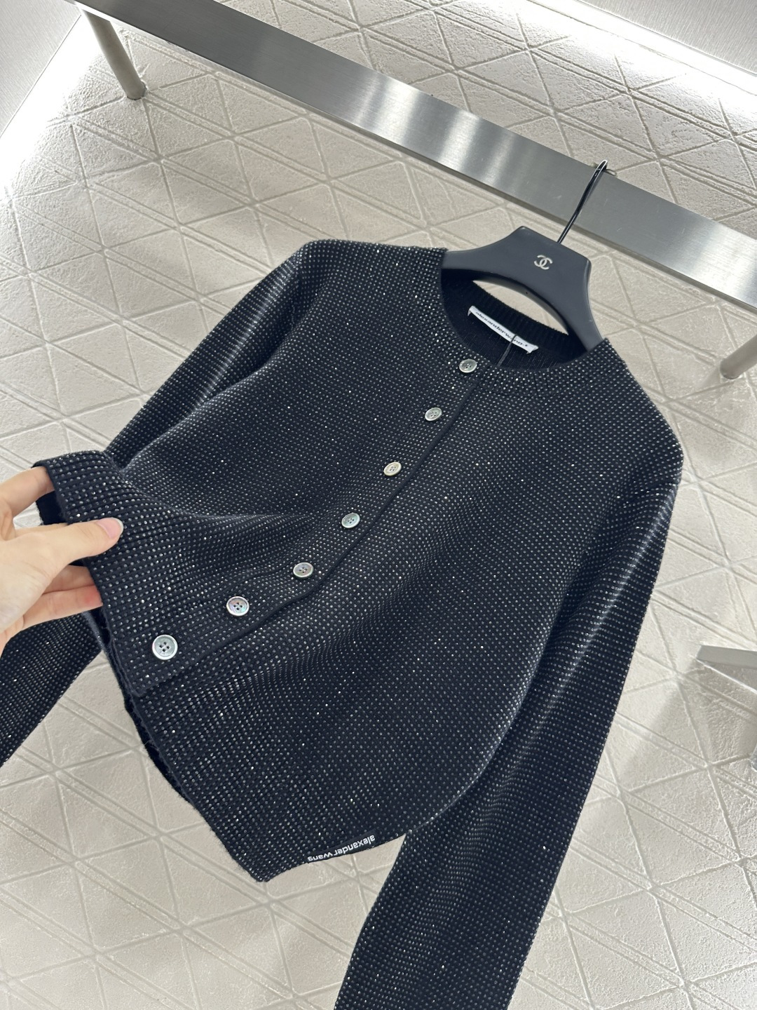 ♥Alexander wan*♥2025新品上架
       烫钻针织开衫
定制YB羊毛纱线织造 质感