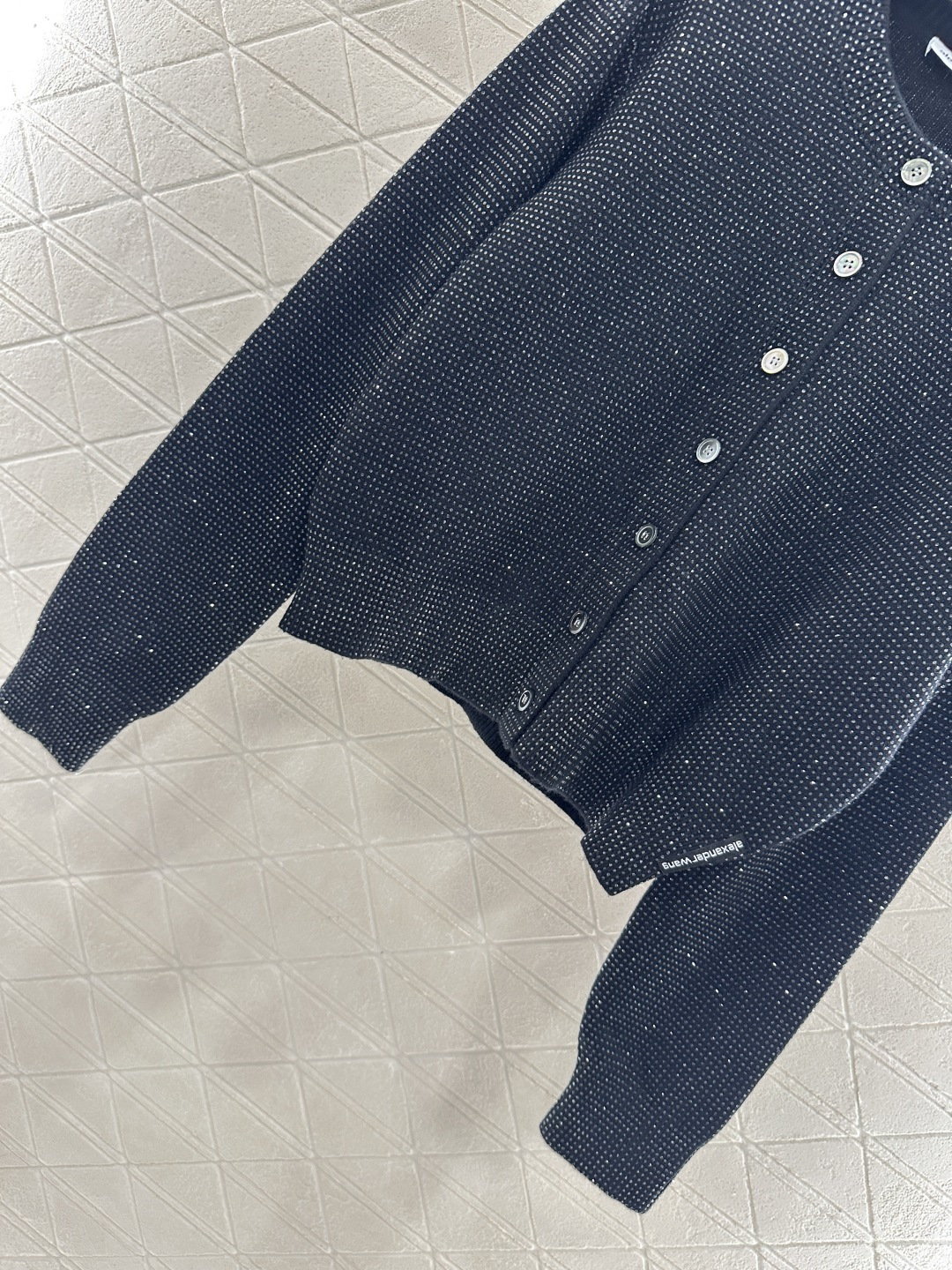 ♥Alexander wan*♥2025新品上架
       烫钻针织开衫
定制YB羊毛纱线织造 质感