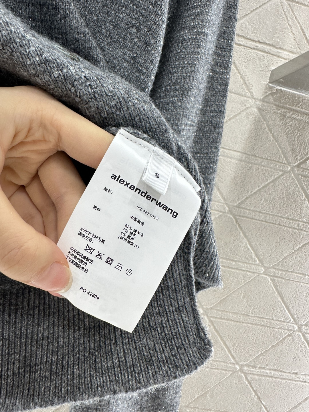 ♥Alexander wan*♥2025新品上架
       烫钻针织开衫
定制YB羊毛纱线织造 质感