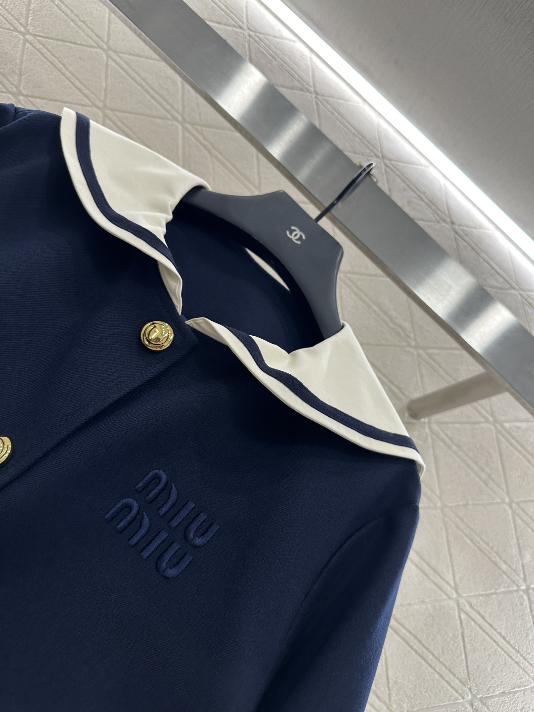 ♥Miumi*♥2025新品上架
   披肩领外套百褶半裙套装
定制YB进口材质 质感光泽 垂顺舒适 披