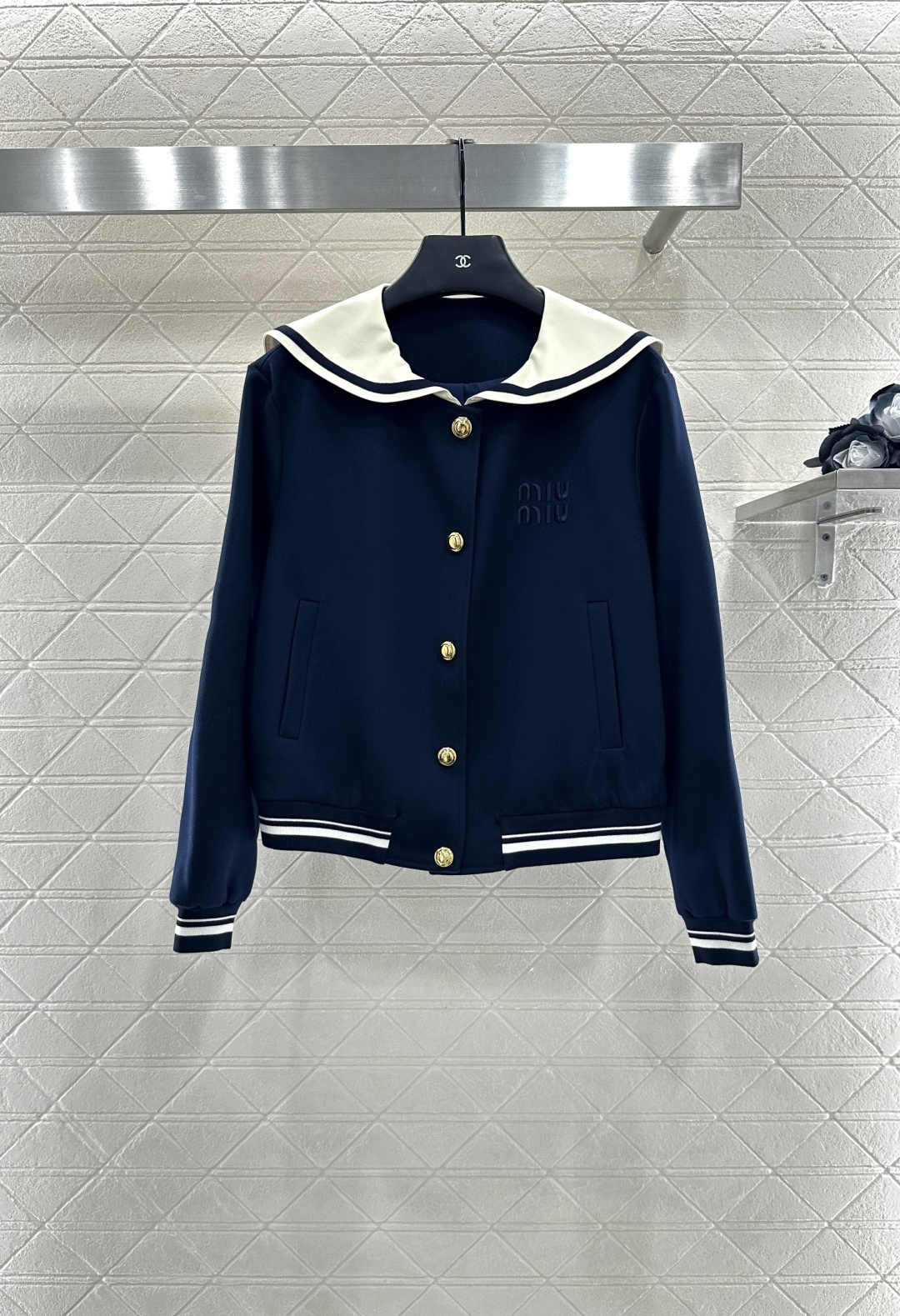 ♥Miumi*♥2025新品上架
   披肩领外套百褶半裙套装
定制YB进口材质 质感光泽 垂顺舒适 披