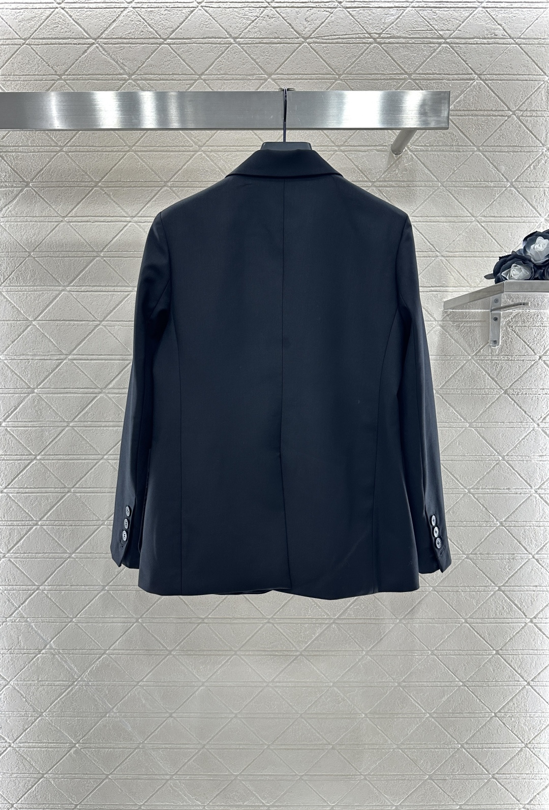 ♥Prad*♥2025新品上架
    徽标西装廓形外套
定制YB进口醋酸材质 质感上乘 光泽舒适 裁剪