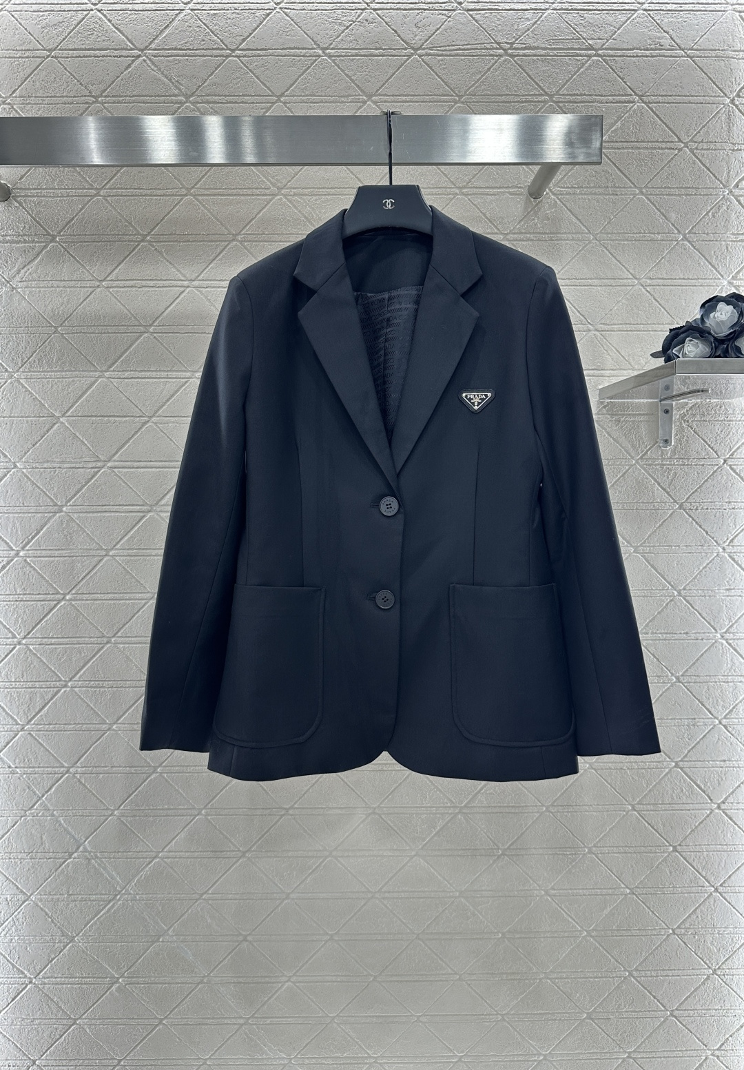 ♥Prad*♥2025新品上架
    徽标西装廓形外套
定制YB进口醋酸材质 质感上乘 光泽舒适 裁剪