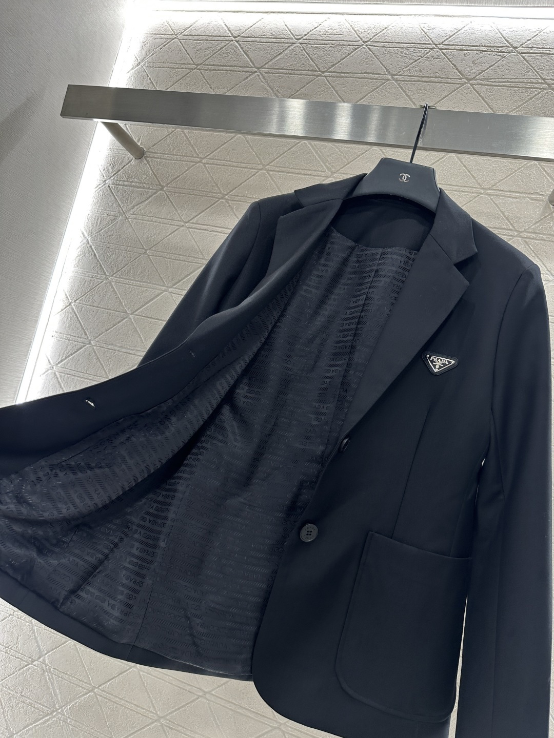 ♥Prad*♥2025新品上架
    徽标西装廓形外套
定制YB进口醋酸材质 质感上乘 光泽舒适 裁剪
