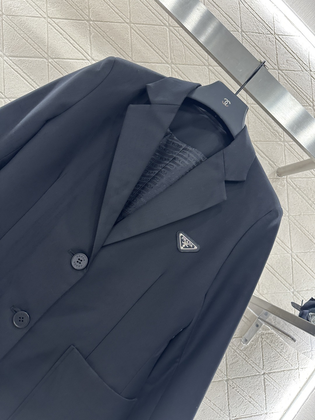 ♥Prad*♥2025新品上架
    徽标西装廓形外套
定制YB进口醋酸材质 质感上乘 光泽舒适 裁剪