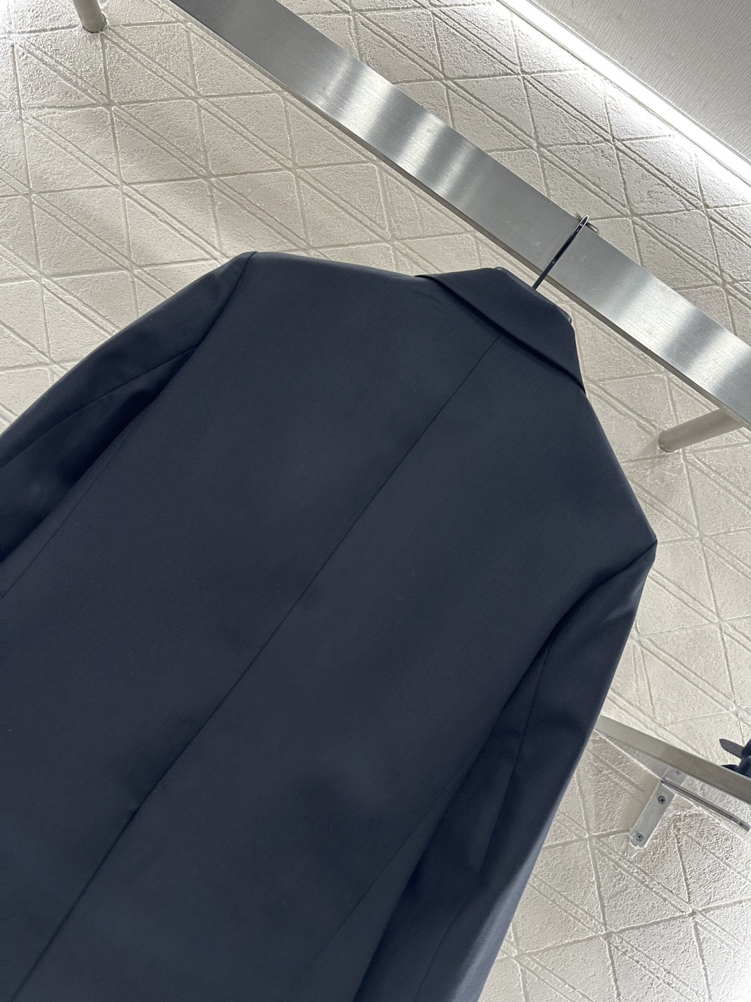 ♥Prad*♥2025新品上架
    徽标西装廓形外套
定制YB进口醋酸材质 质感上乘 光泽舒适 裁剪