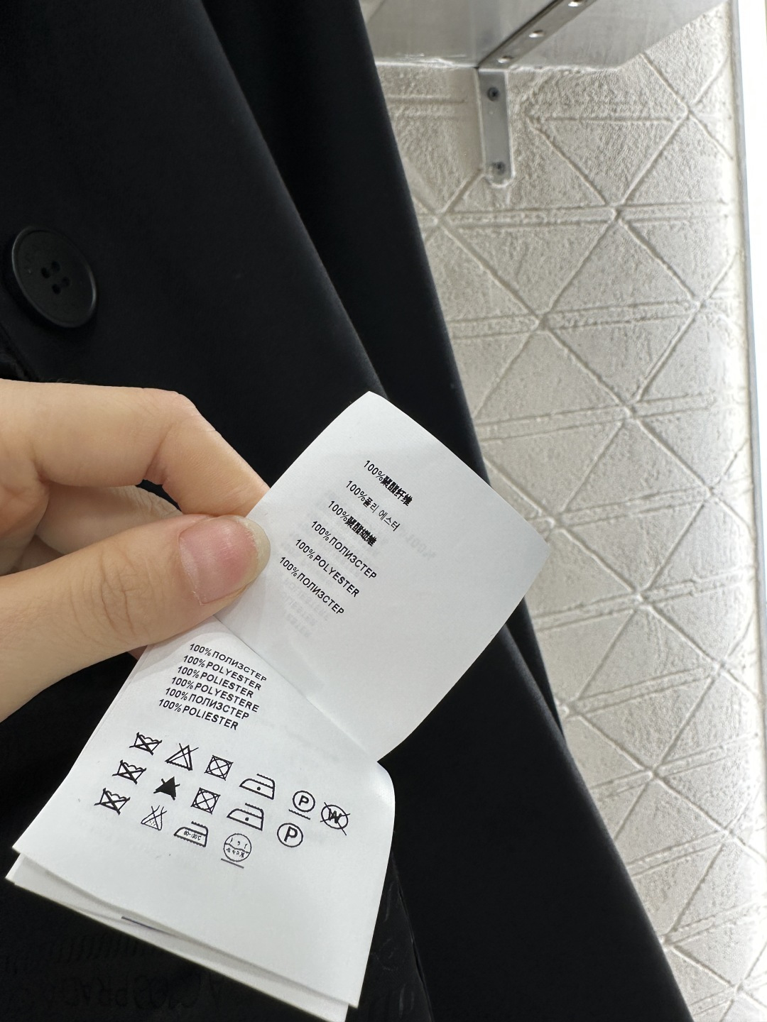 ♥Prad*♥2025新品上架
    徽标西装廓形外套
定制YB进口醋酸材质 质感上乘 光泽舒适 裁剪