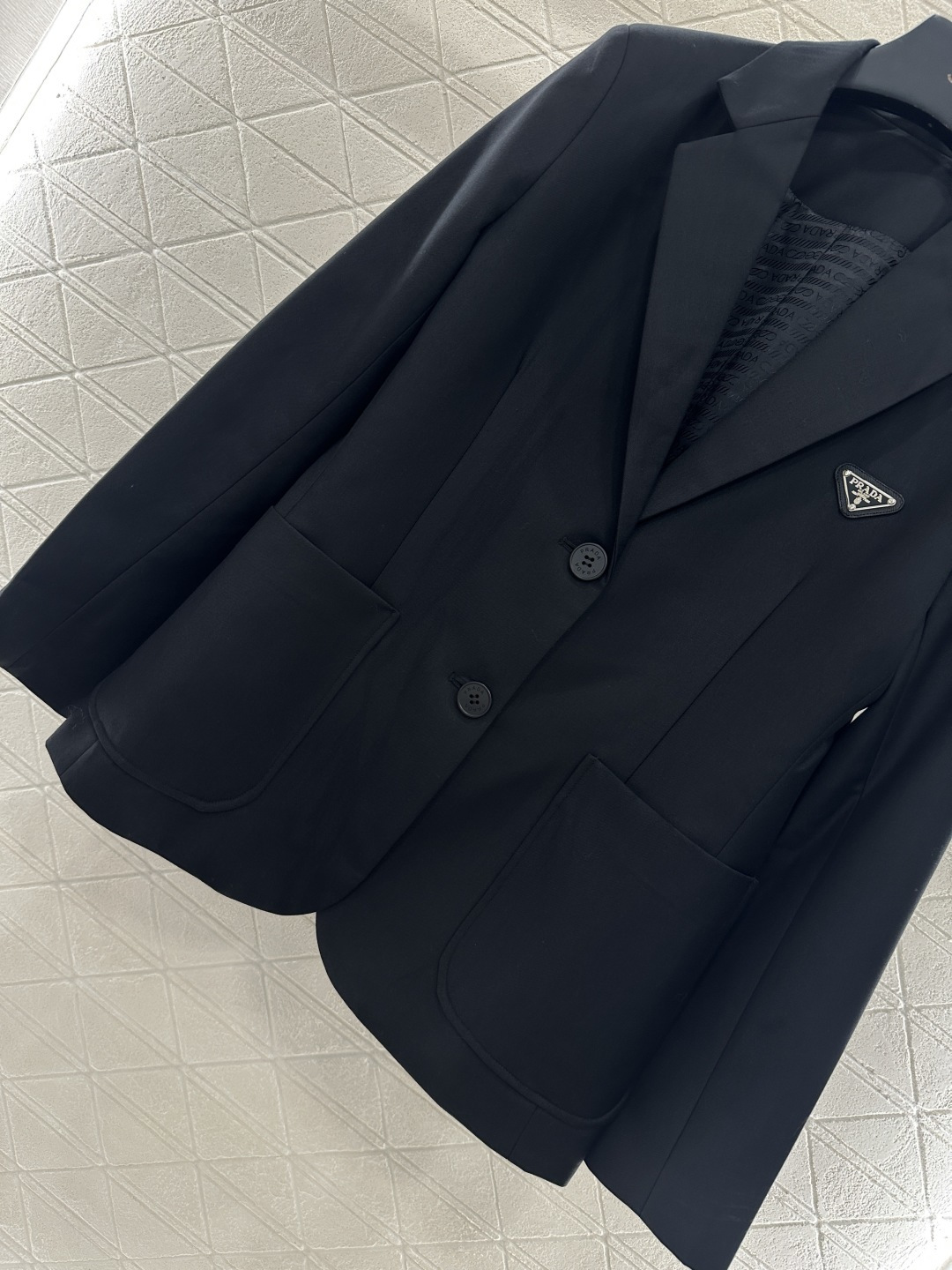 ♥Prad*♥2025新品上架
    徽标西装廓形外套
定制YB进口醋酸材质 质感上乘 光泽舒适 裁剪