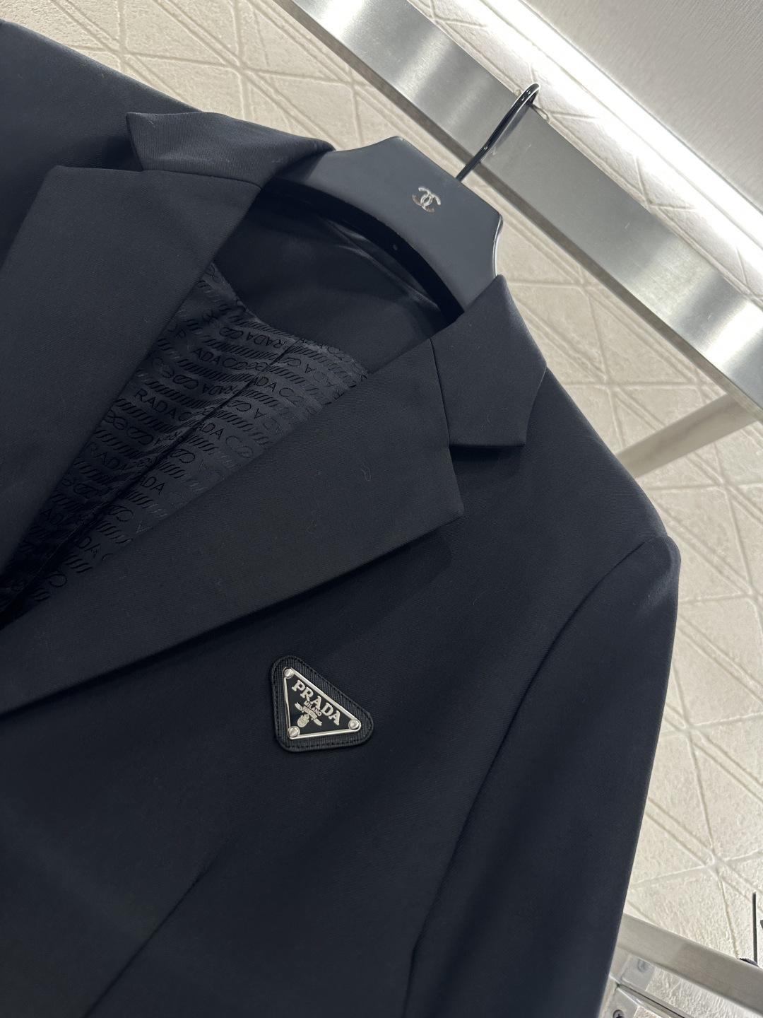 ♥Prad*♥2025新品上架
    徽标西装廓形外套
定制YB进口醋酸材质 质感上乘 光泽舒适 裁剪