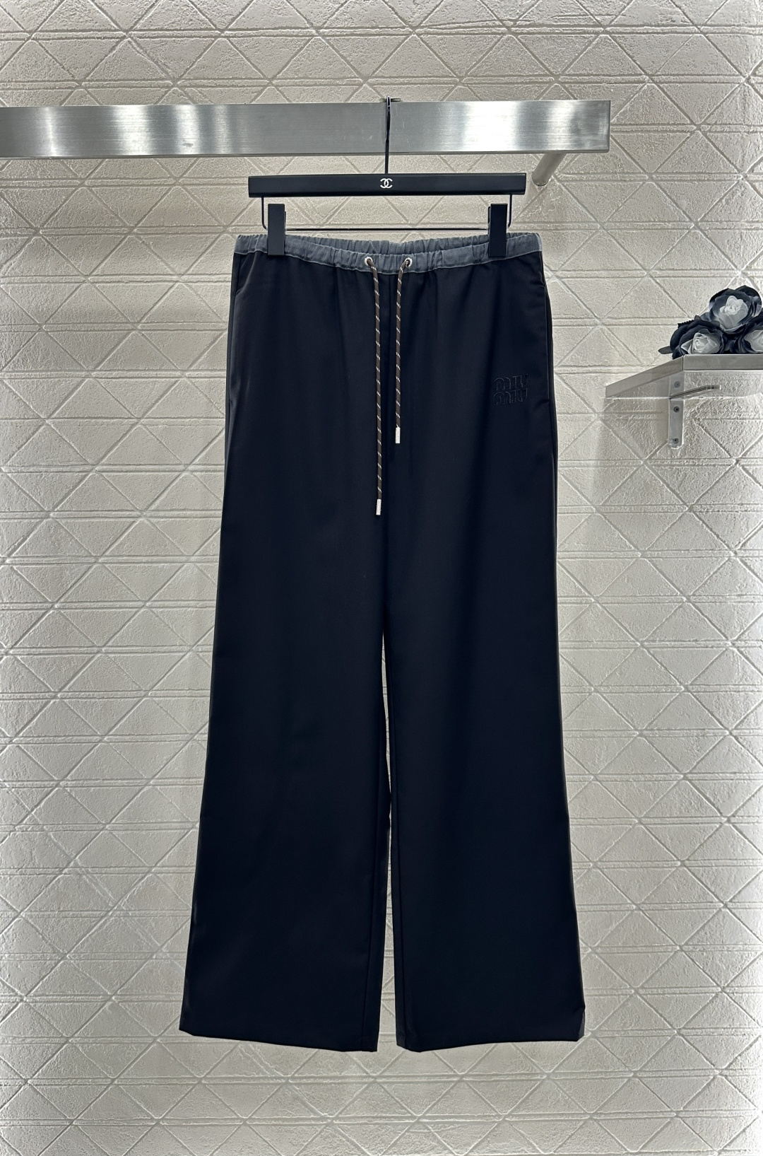 ♥Miumi*♥2025新品上架
       抽绳直腿长裤
定制YB进口材质 质感光泽 垂感十足 阔腿