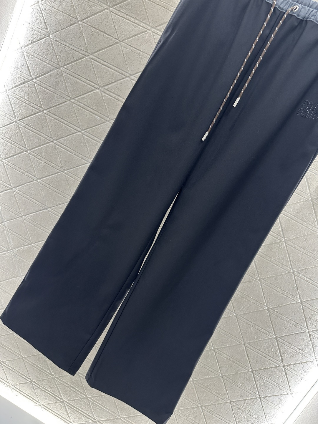 ♥Miumi*♥2025新品上架
       抽绳直腿长裤
定制YB进口材质 质感光泽 垂感十足 阔腿