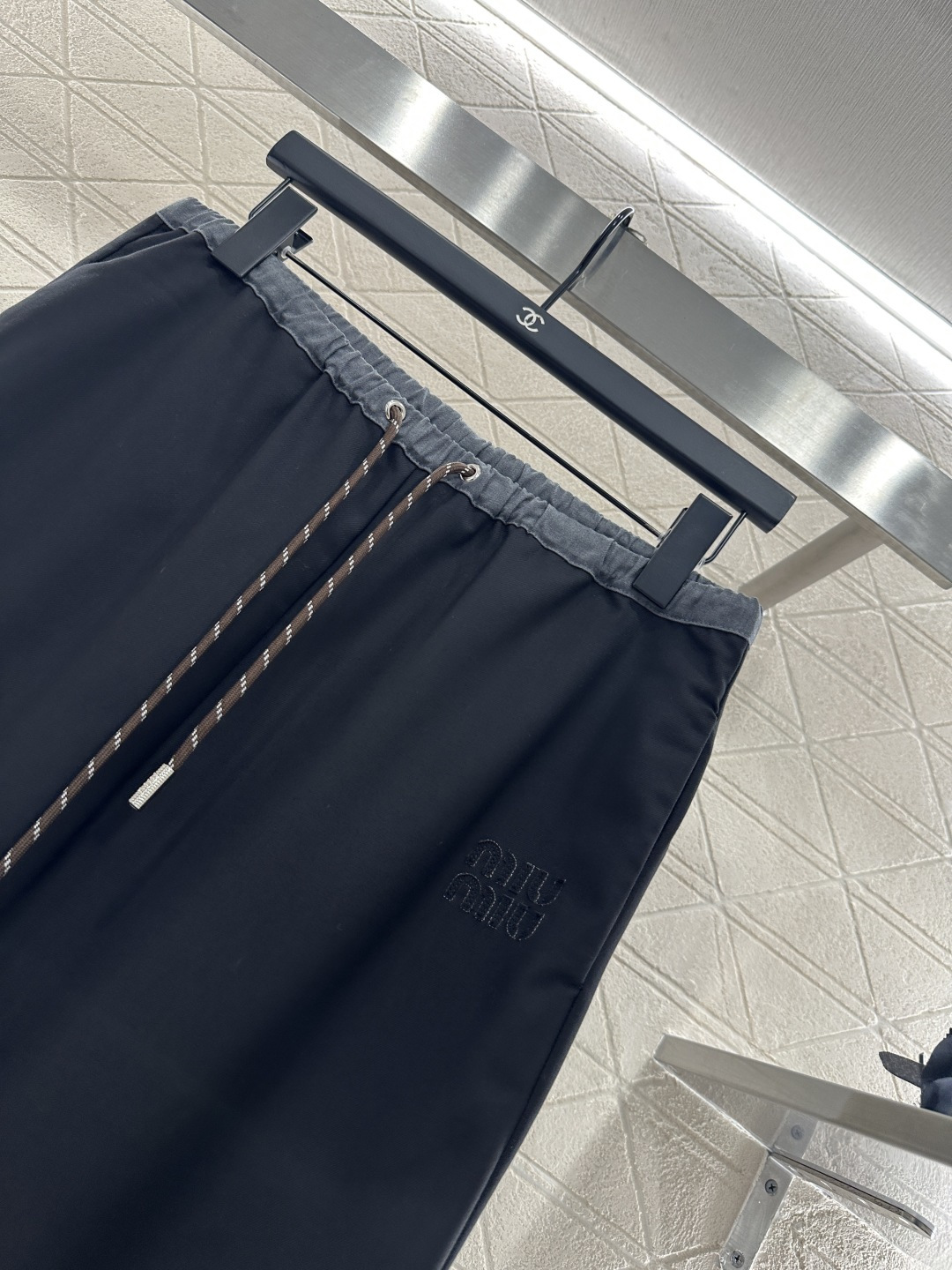 ♥Miumi*♥2025新品上架
       抽绳直腿长裤
定制YB进口材质 质感光泽 垂感十足 阔腿