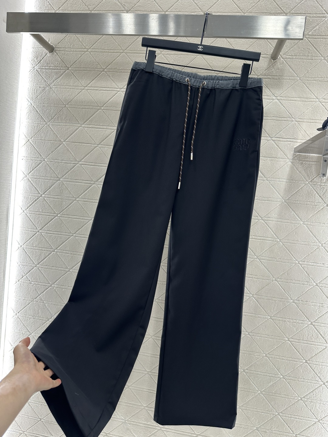 ♥Miumi*♥2025新品上架
       抽绳直腿长裤
定制YB进口材质 质感光泽 垂感十足 阔腿