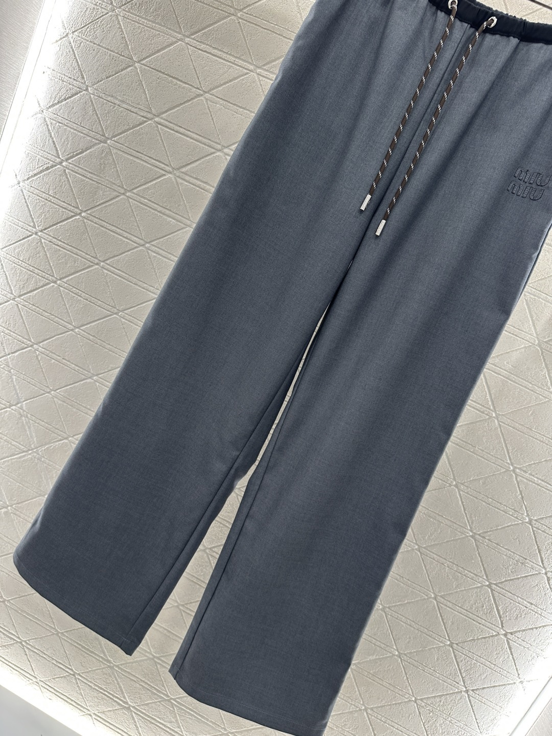 ♥Miumi*♥2025新品上架
       抽绳直腿长裤
定制YB进口材质 质感光泽 垂感十足 阔腿