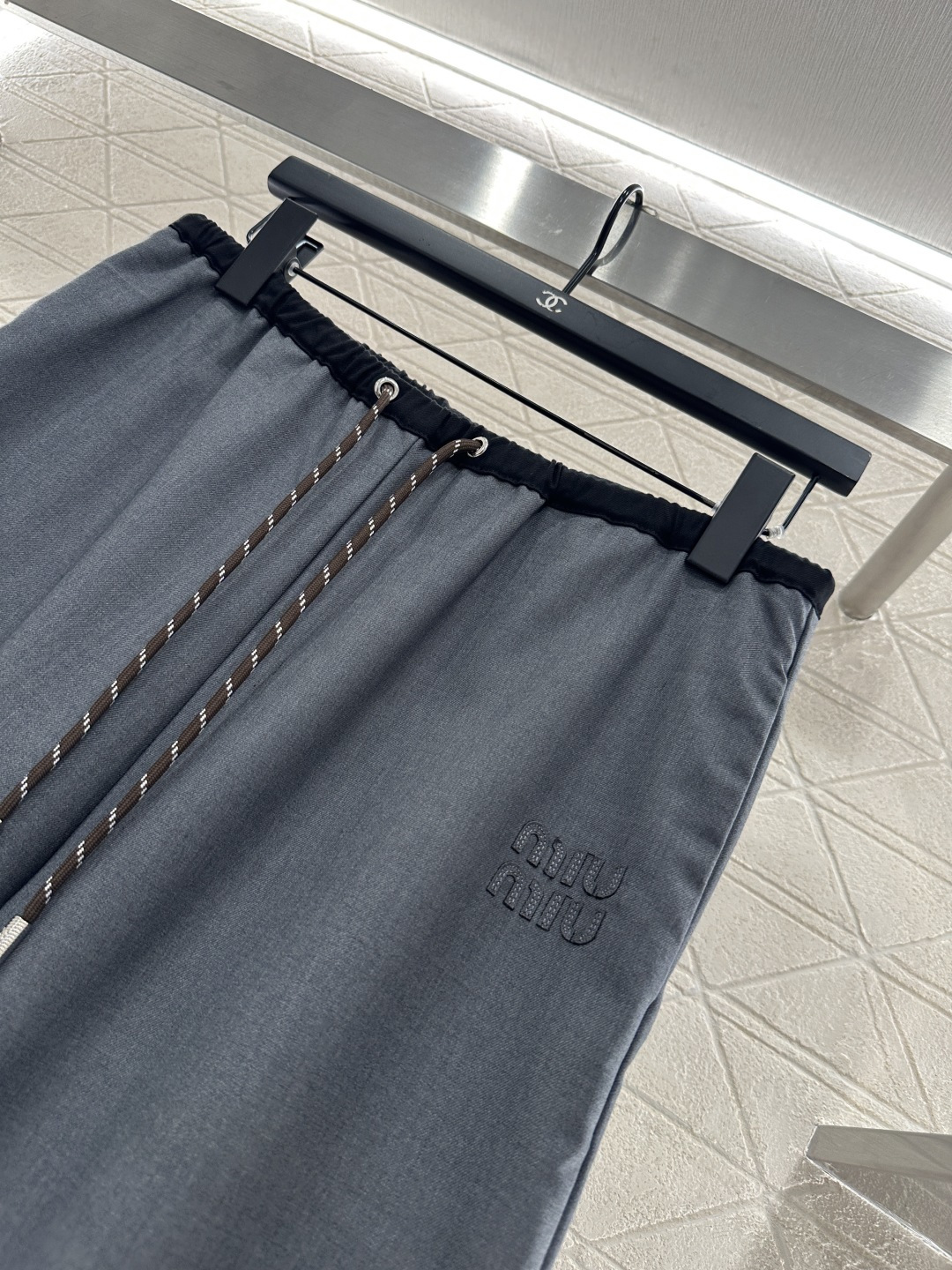 ♥Miumi*♥2025新品上架
       抽绳直腿长裤
定制YB进口材质 质感光泽 垂感十足 阔腿